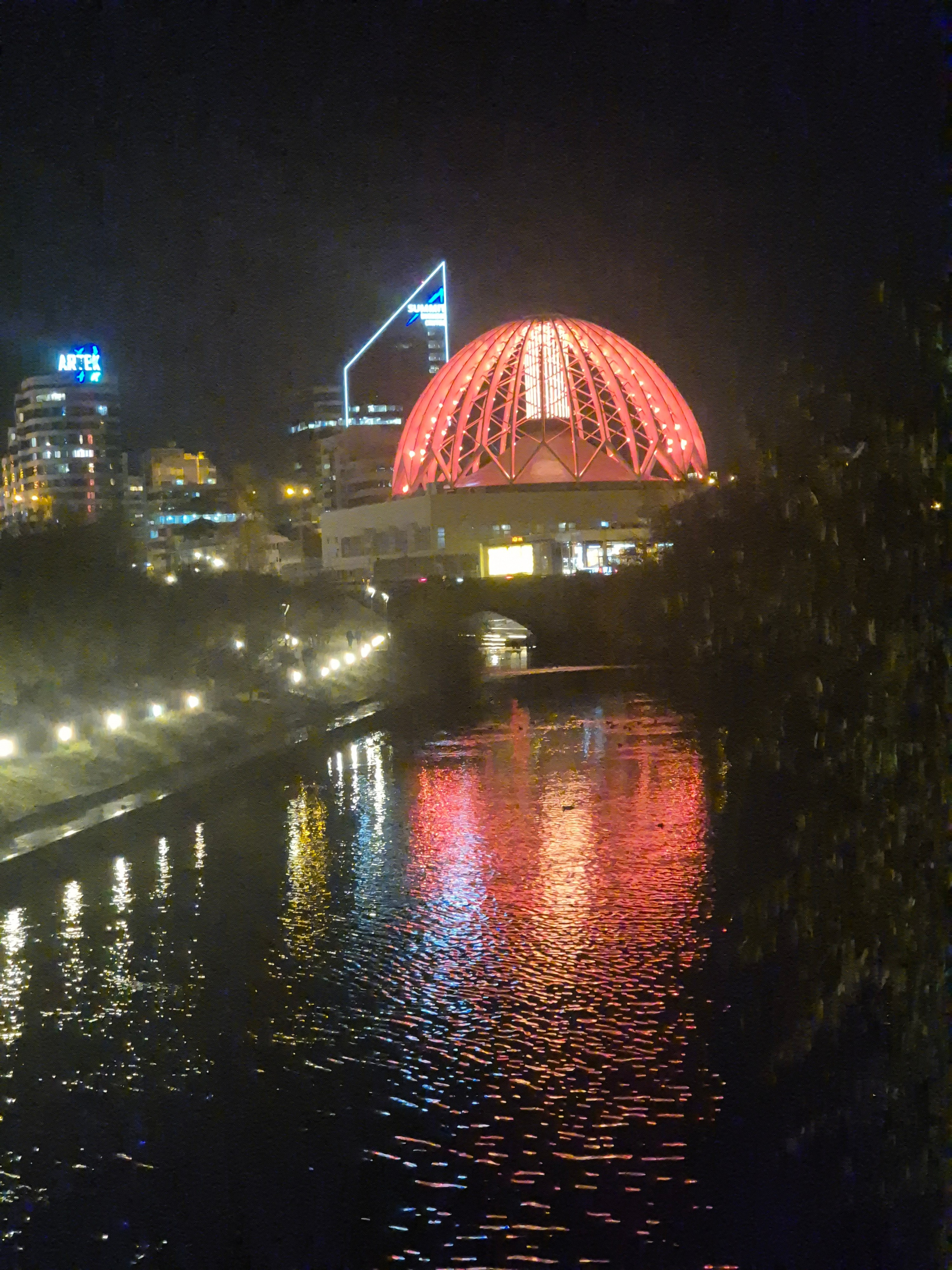 Река Исеть и здание цирка