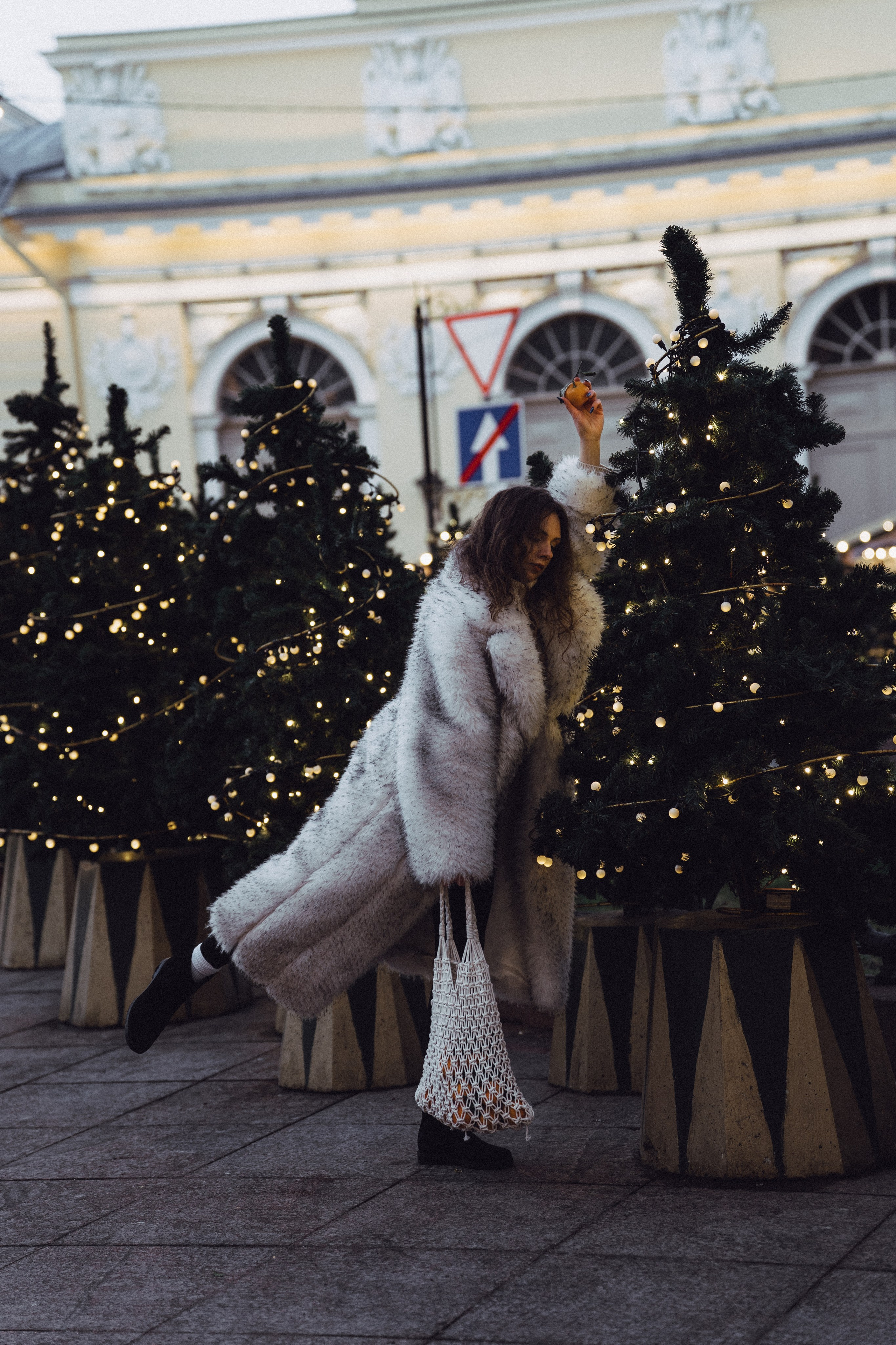 ПРОГУЛКА НА МАНЕЖНОЙ ПЛОЩАДИ ДЛЯ ДЕВУШКИ ПЕРЕД НОВЫМ ГОДОМ (НОВОГОДНЯЯ ФОТОСЕССИИЯ НА МАНЕЖНОЙ ПЛОЩАДИ). Профессиональный фотограф, Санкт-Петербург — Виктория Богомолова