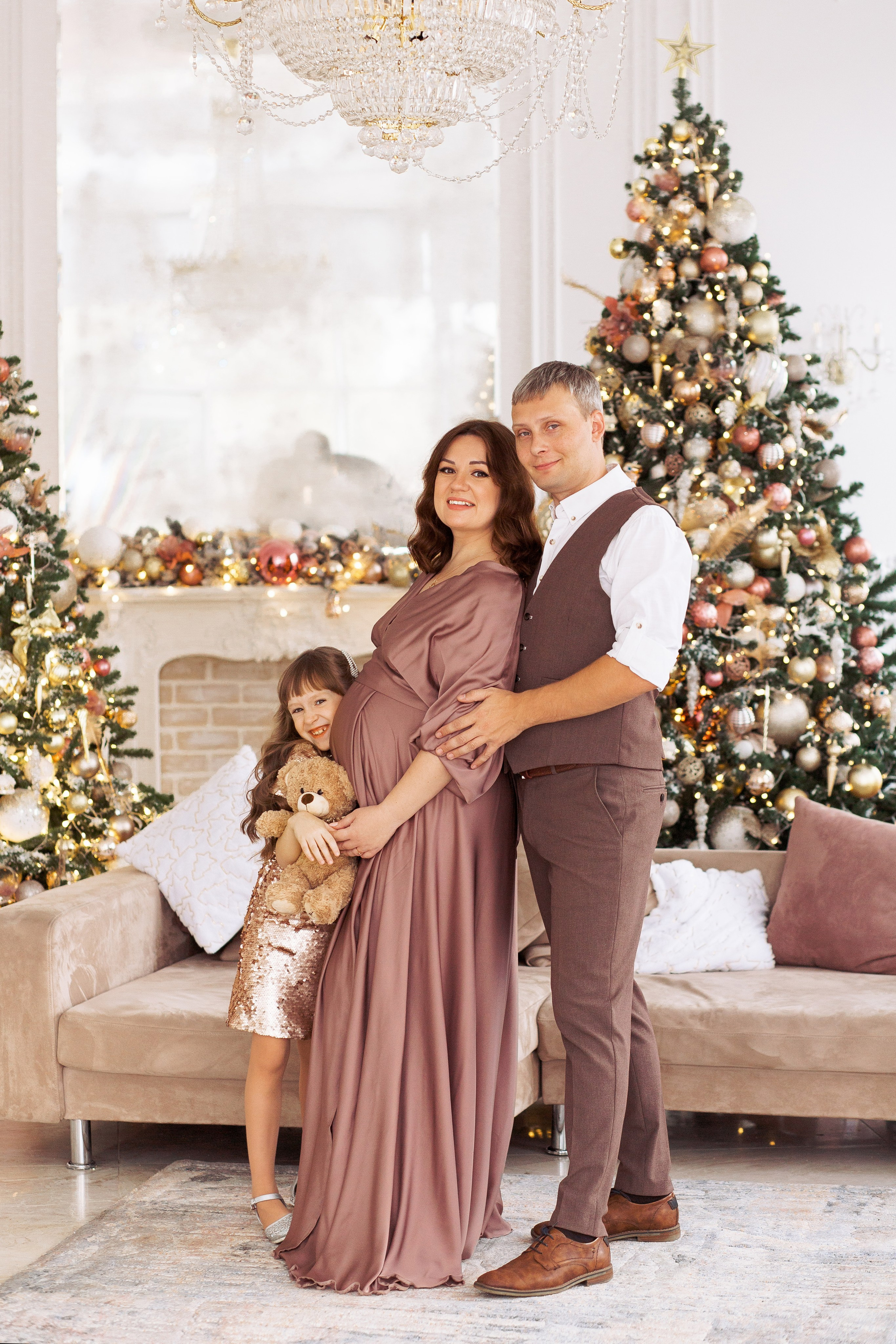 Семейная Новогодняя фотосессия в студии в городе Ростове-на-Дону для Александра, Анастасии и Ольги