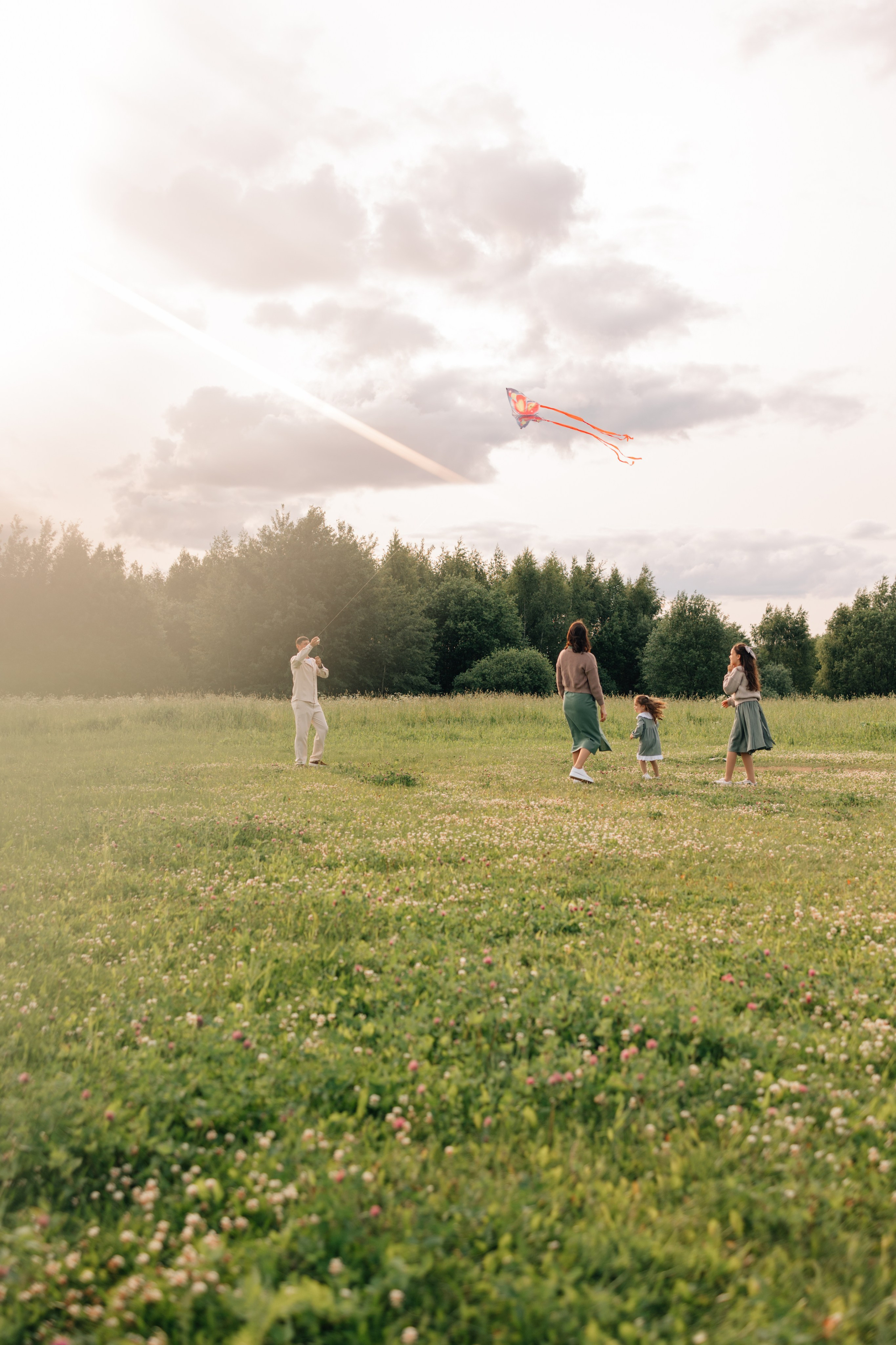 Анна, Марчелло, Настенька и Влада в поле. Фотограф Москва Светлана Кирюшина