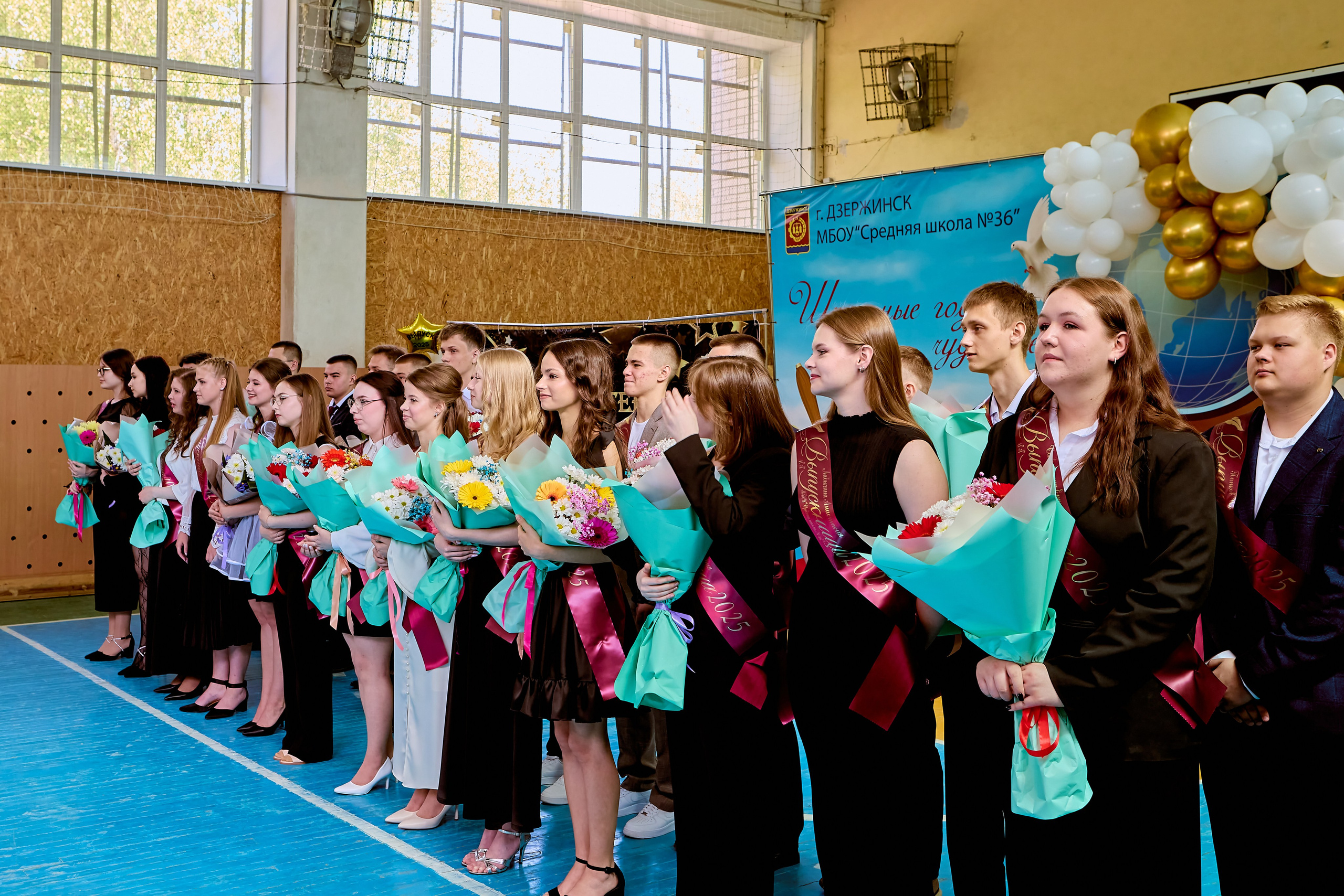 Праздничная радость и благословение в день Последнего звонка, фото православного фотографа Николая Голованова, г. Дзержинск.