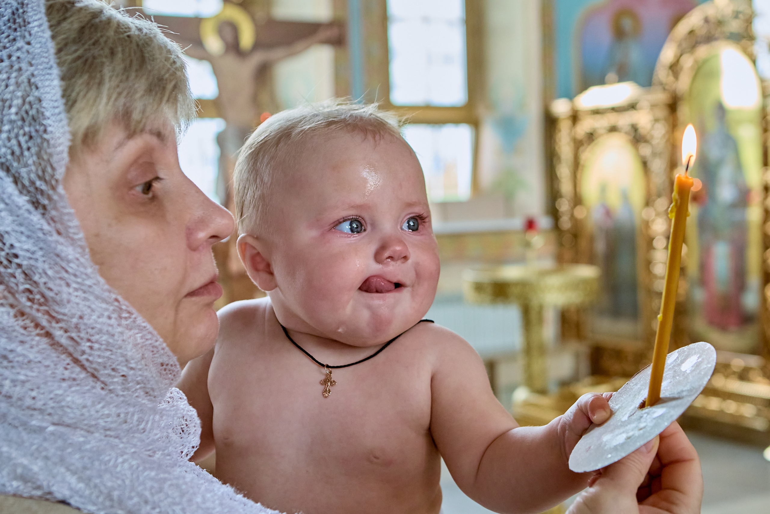 Взгляд на свечу таинство Крещения в Дзержинске
