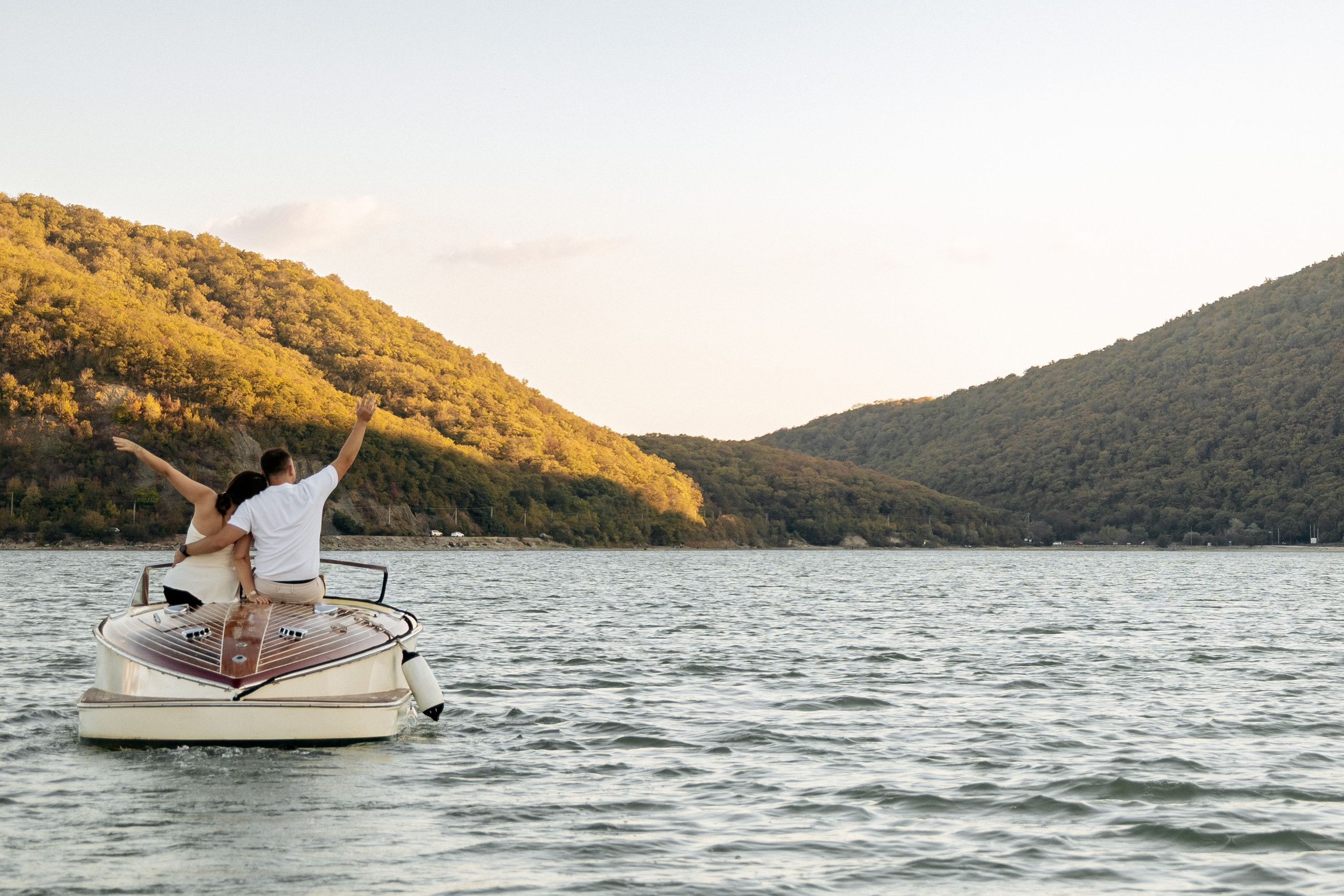 Естественные и живые эмоции во время катания на лодке