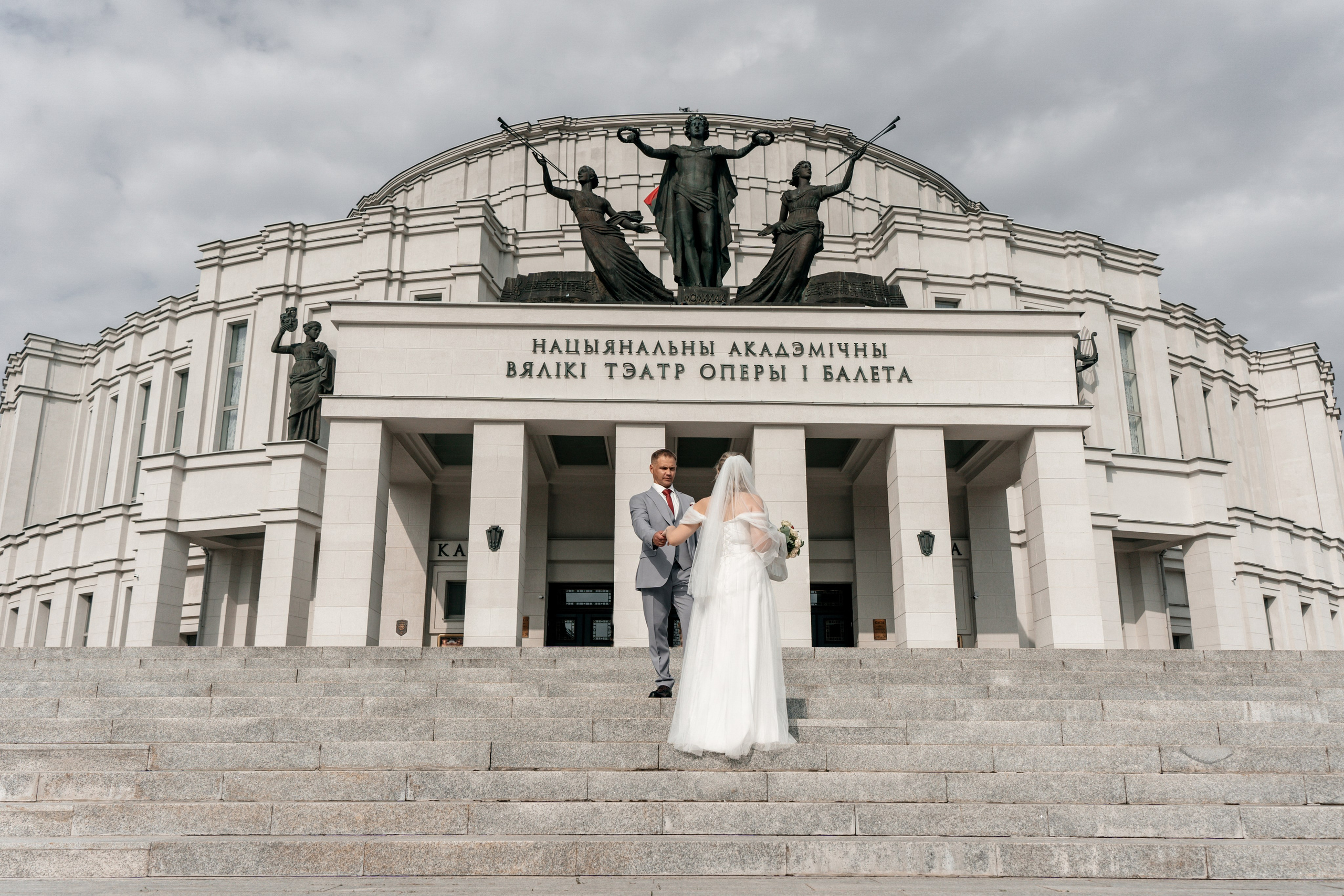 Фотосессия в театре: свадебные моменты. Ваш семейный фотограф в Минске — Вика Трегубова