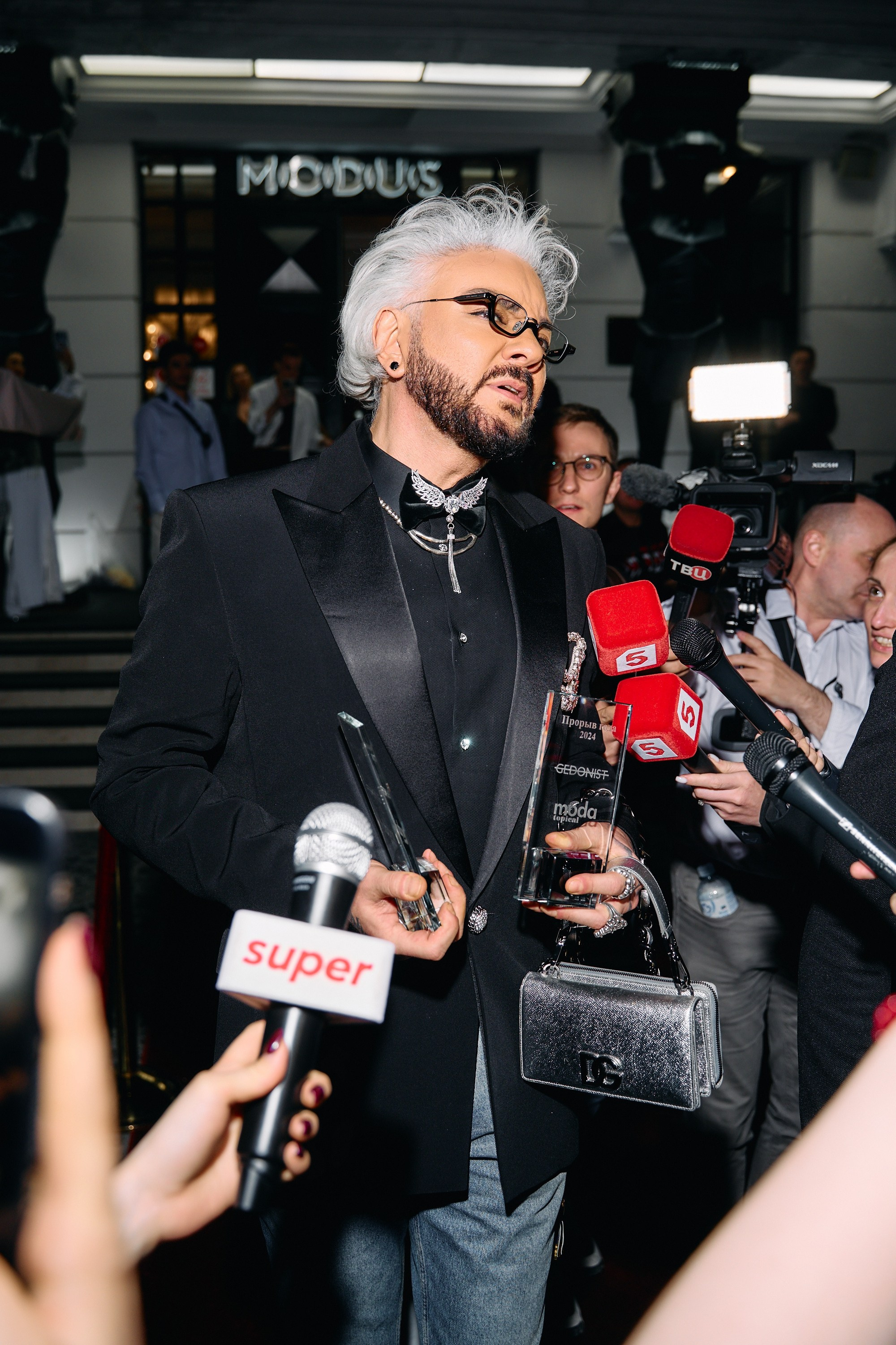 Светская хроника. Антон Чигляков -   профессиональный фотограф