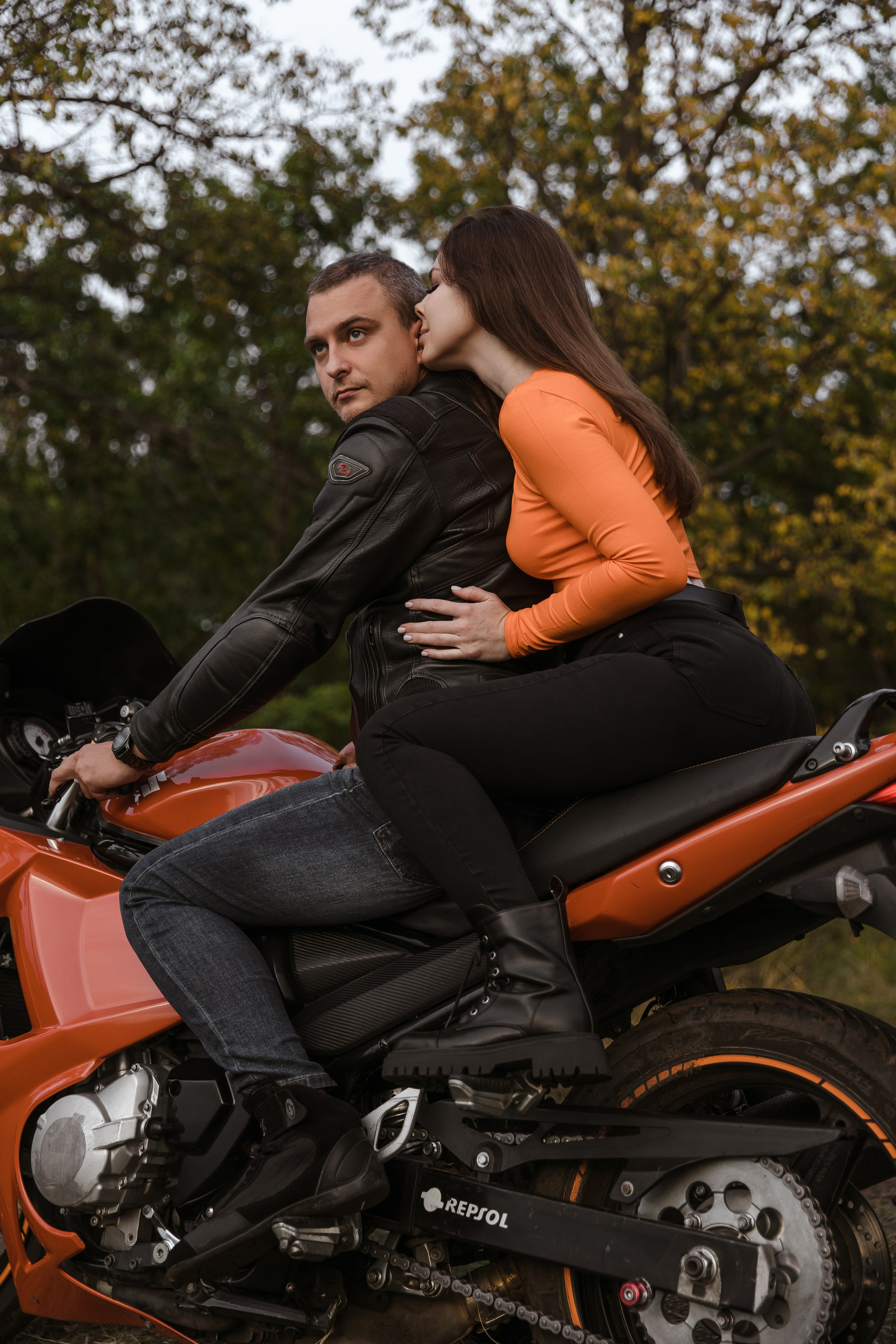 Фотосессия лавстори с мотоциклом на природе. Свадебный и семейный фотограф в Самаре и Тольятти | Елена Топанцева