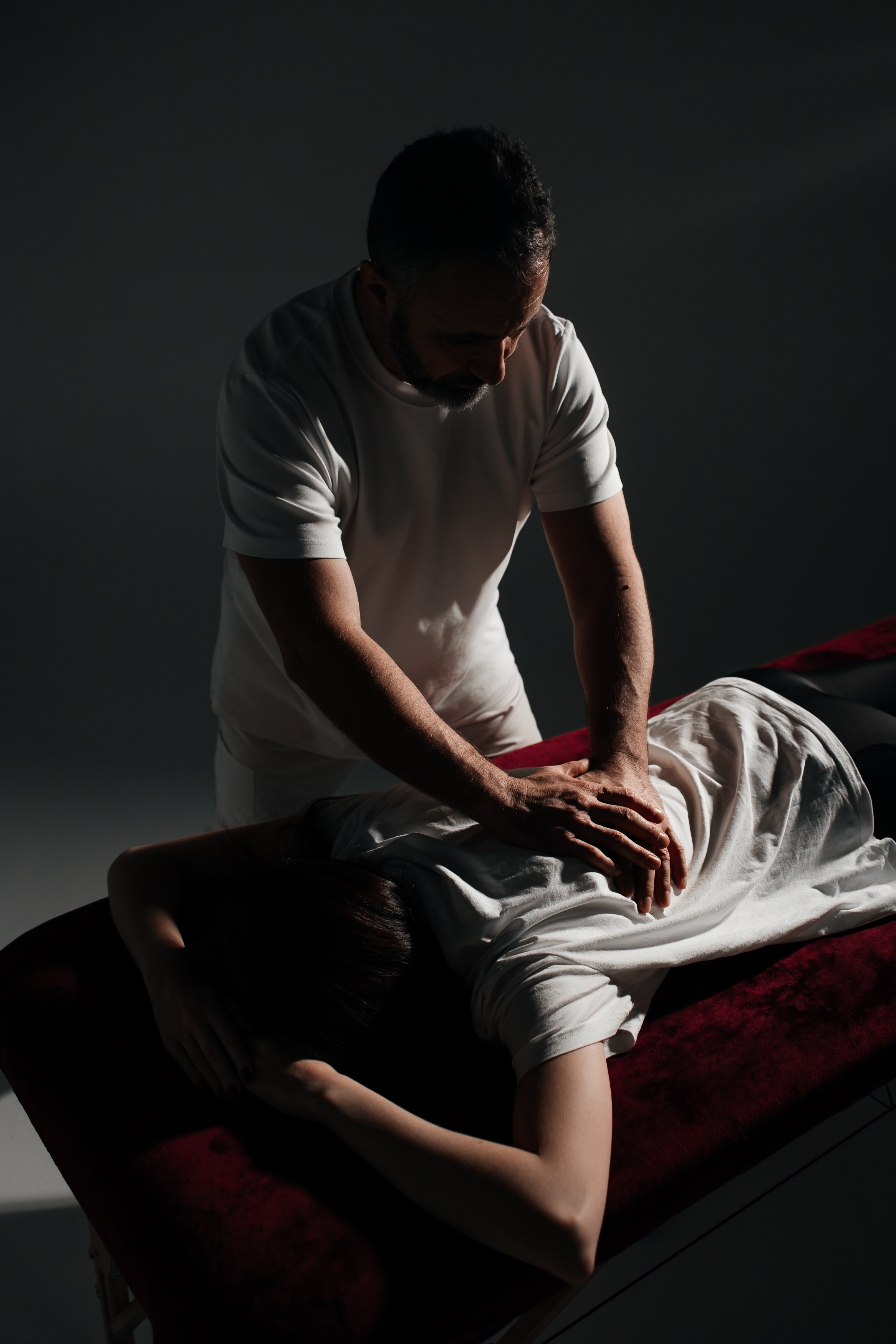 Специалист делает массаж