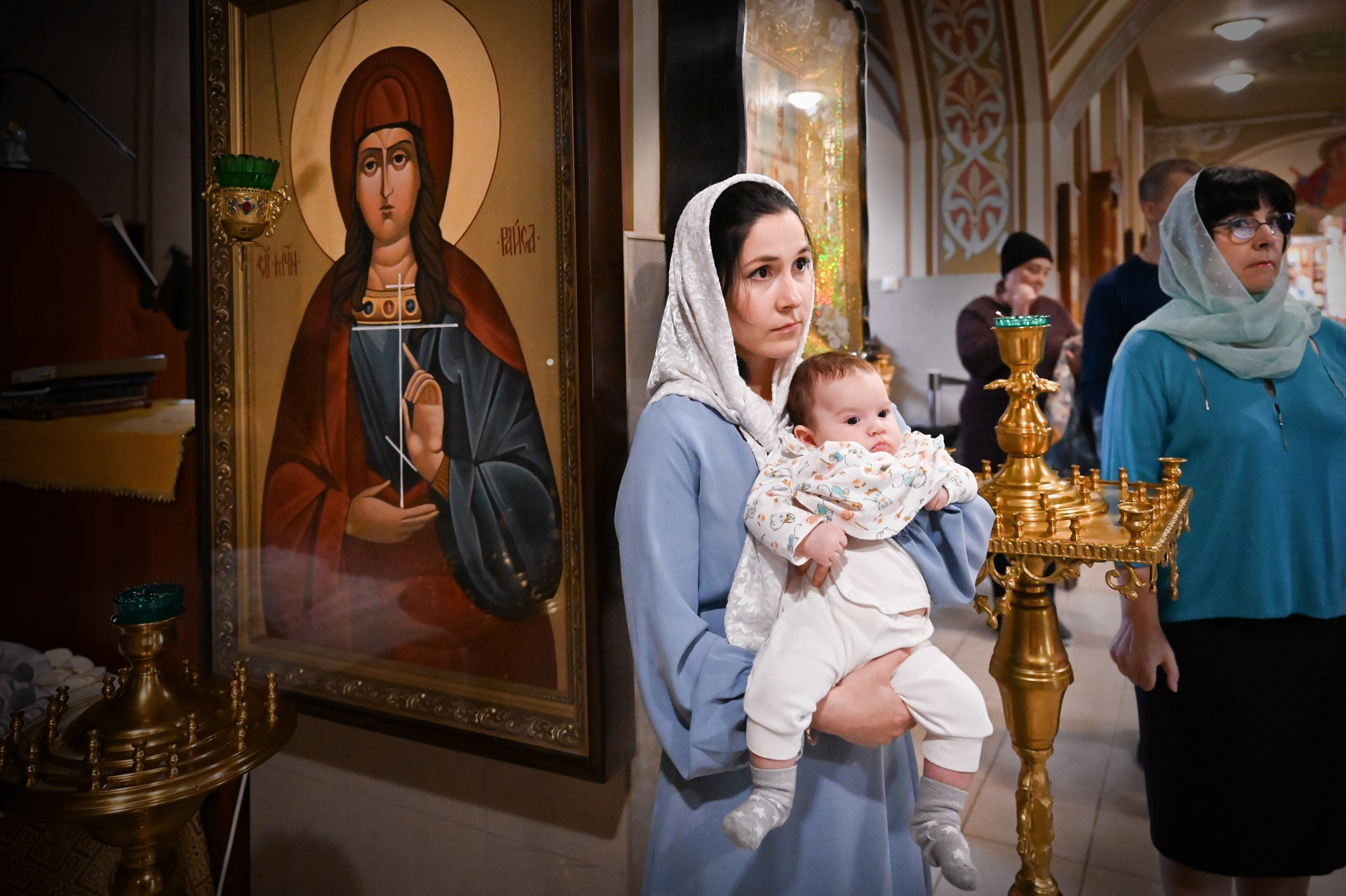 Фото крестной матери и ребенка в храме Краснодара