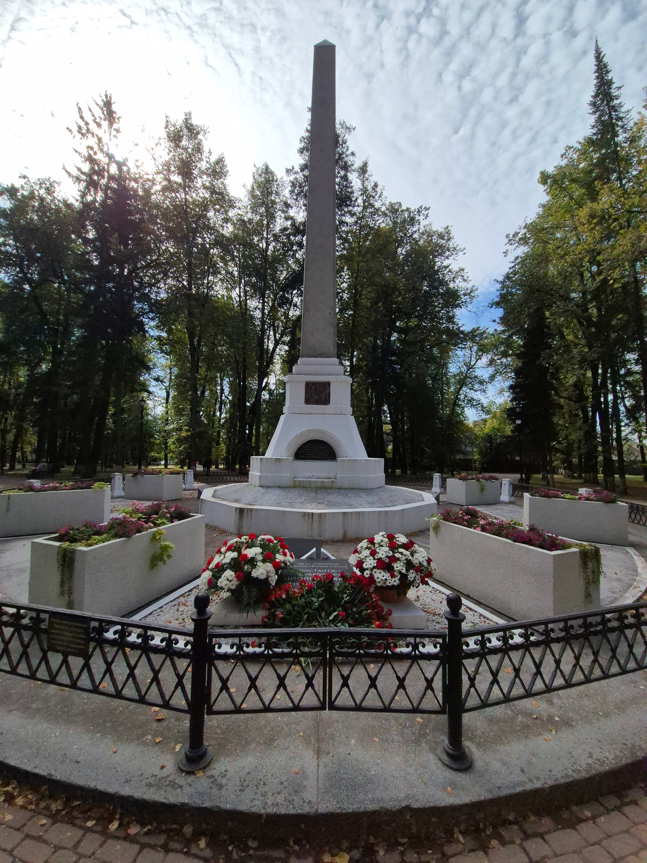 Музей в Калуге - дань памяти основоположнику российской космонавтики Константину Эдуардовичу Циолковскому. Он жил, работал в Калуге. В парке рядом с музеем находится его могила, где Циолковский был похоронен в сентябре 1935 г. 