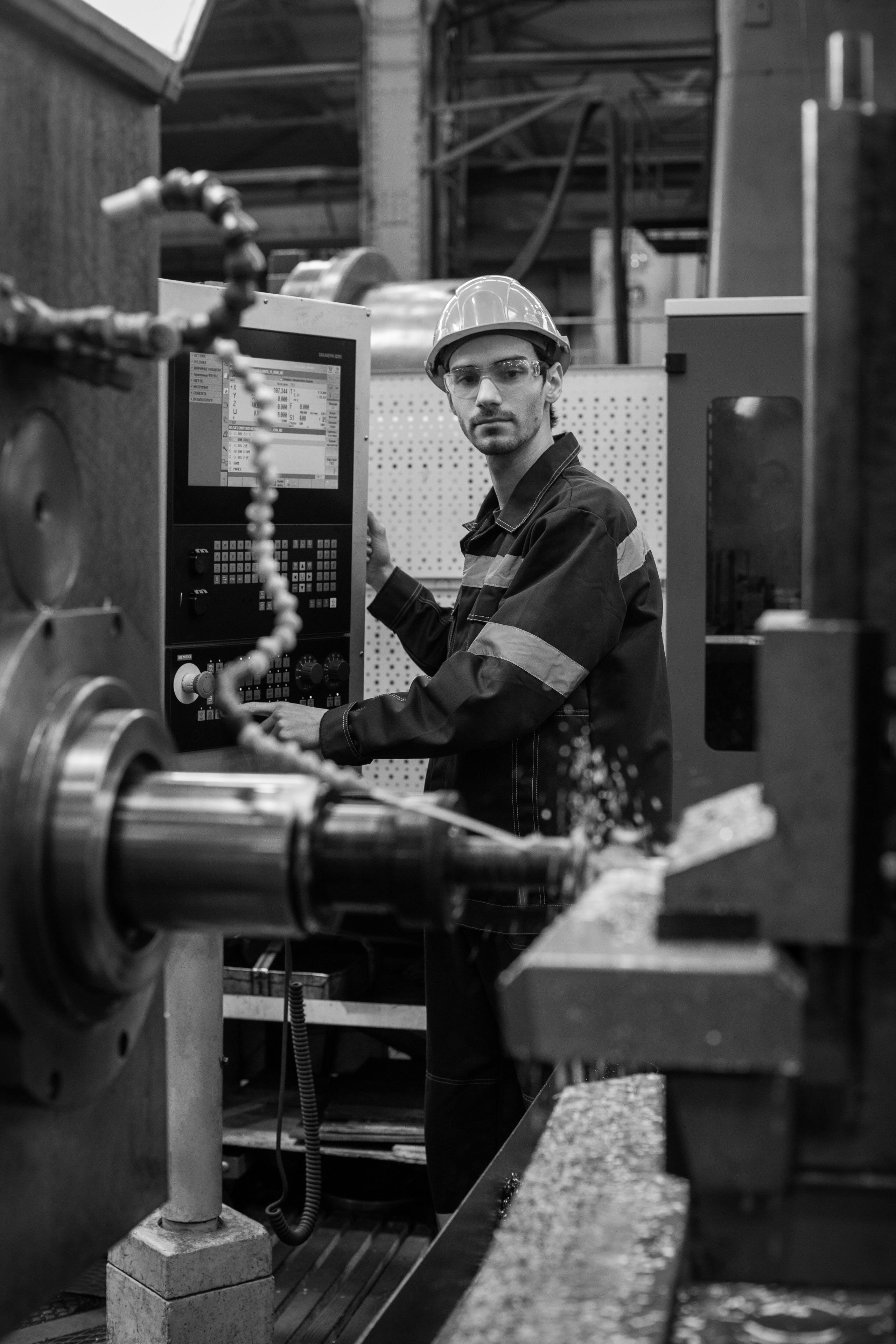 Оператор станка ЧПУ в работе во время фотосессия для календаря.