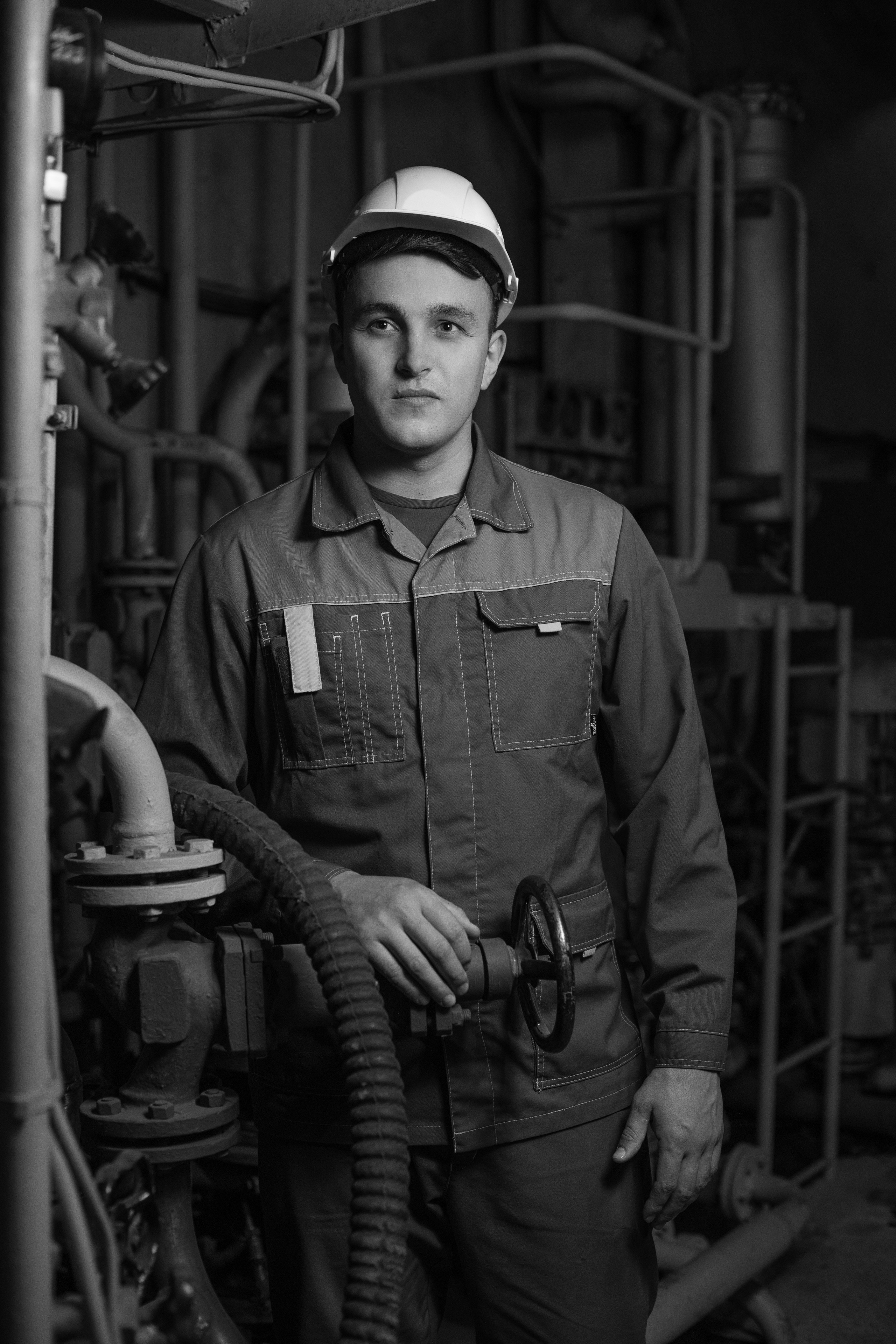 Молодой заводчанин на портретной фотосессии для календаря.