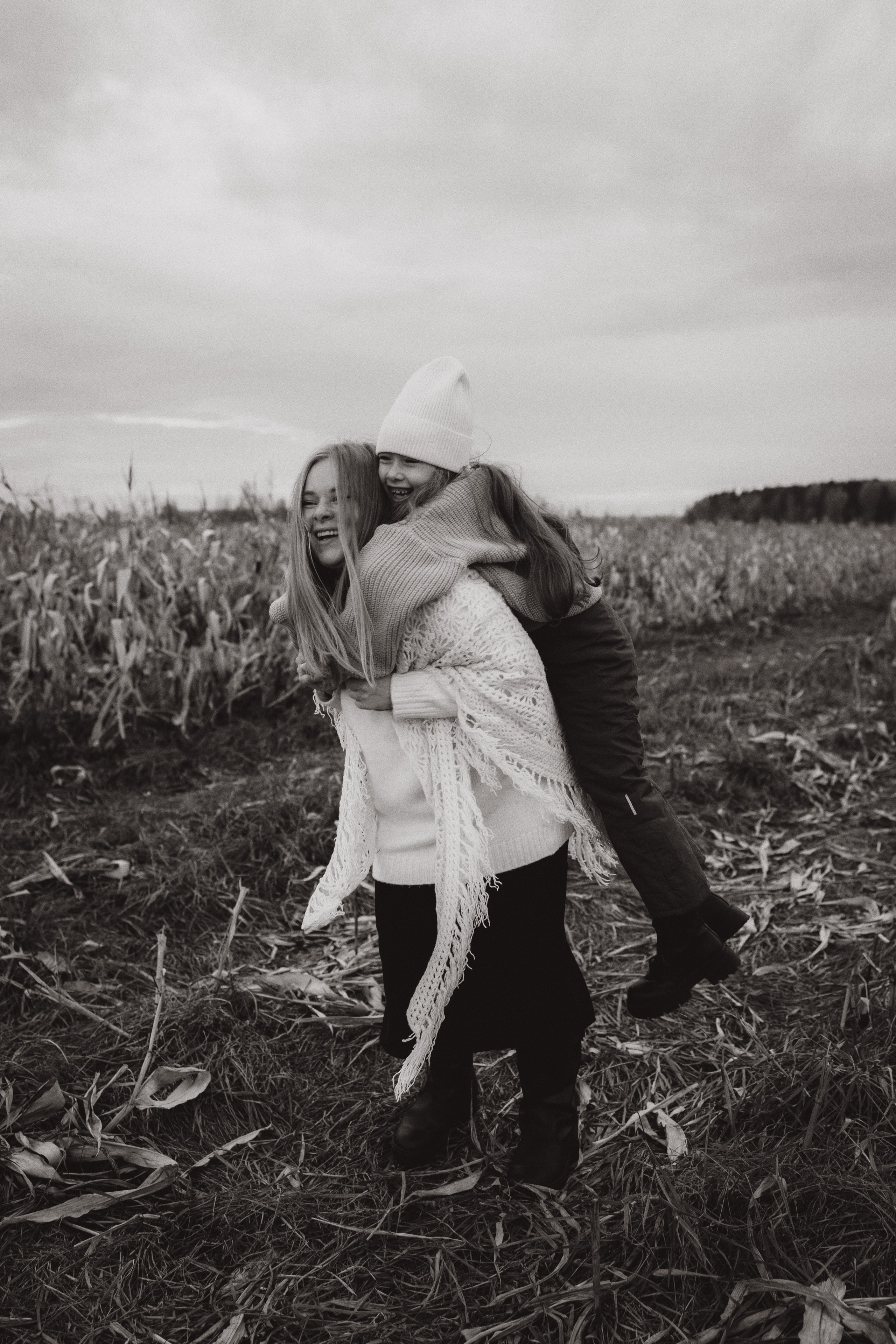 Оля, Ксюша и кукуруза. Фотограф Елена Рябцева