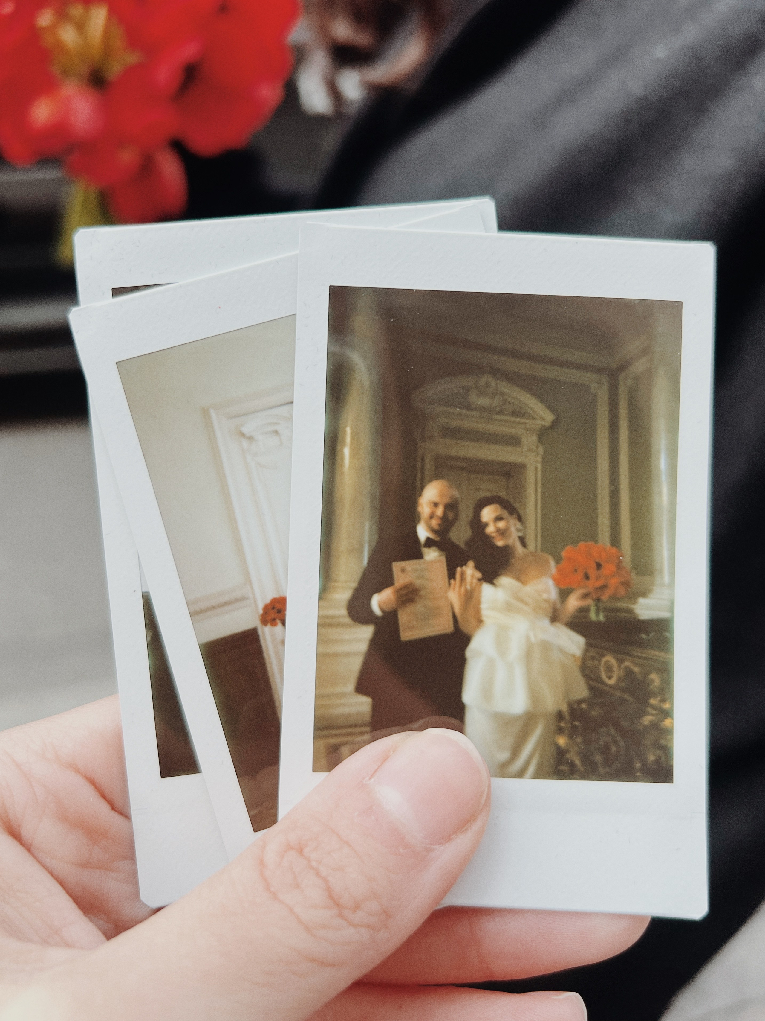 Кадры на инстакс instax моментальная фотография. Фотограф про чувства, моменты, любовь. свадебный и портретный фотограф