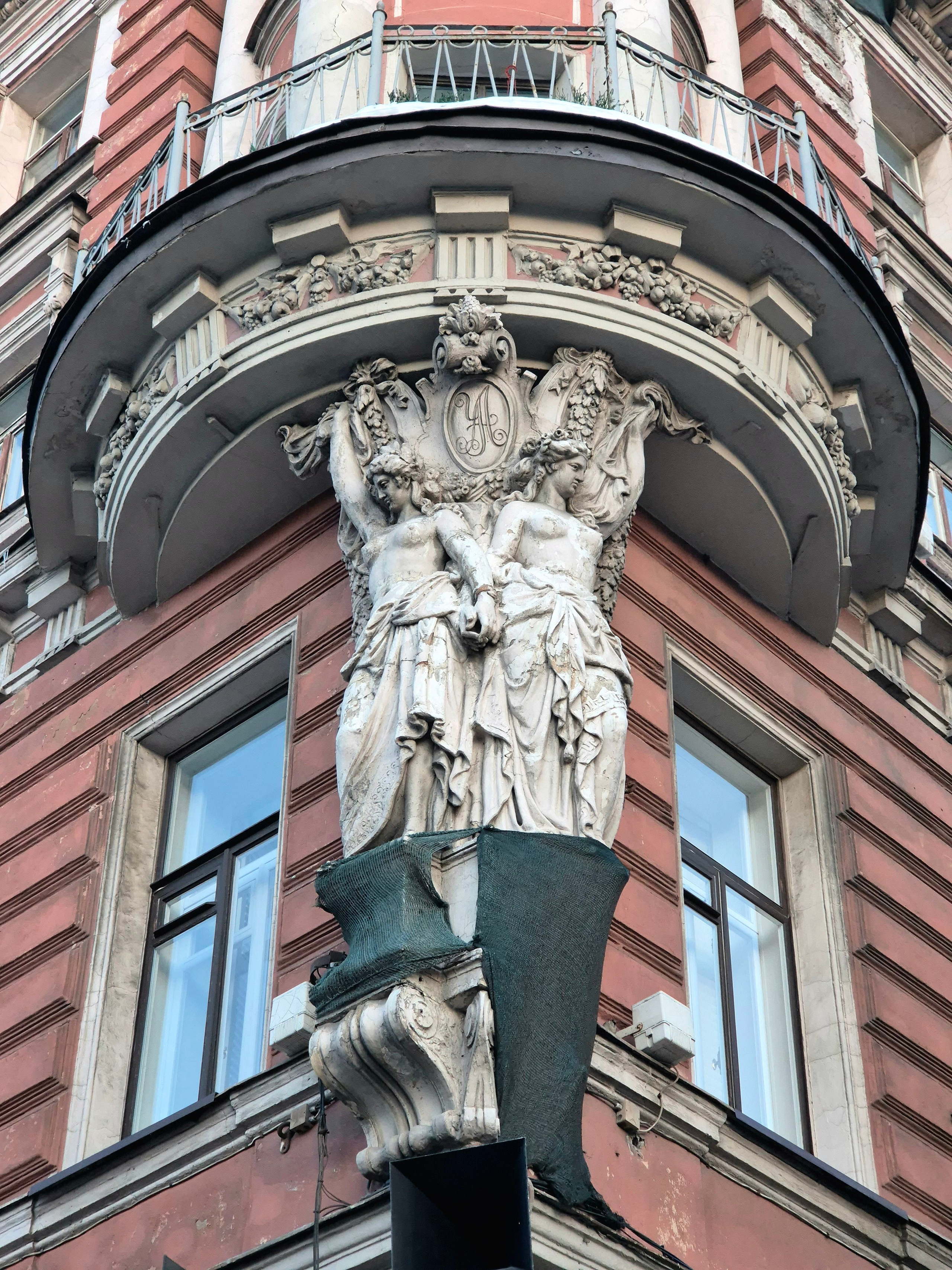 Внимание не на толпу, а на детали зданий