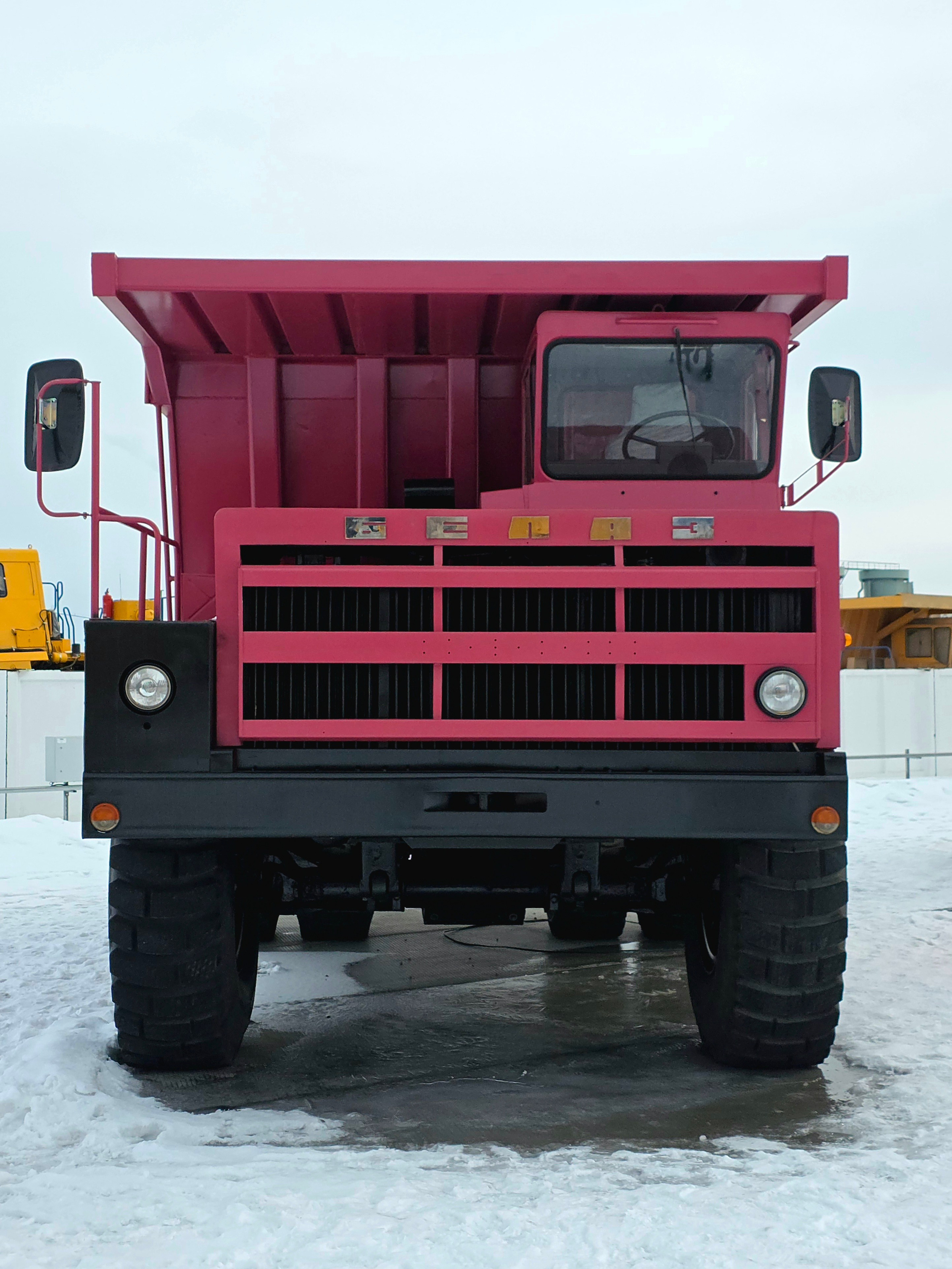 Говорят, на одном из карьеров самосвал покрасили в розовый цвет, чтобы привлечь девушек к его управлению