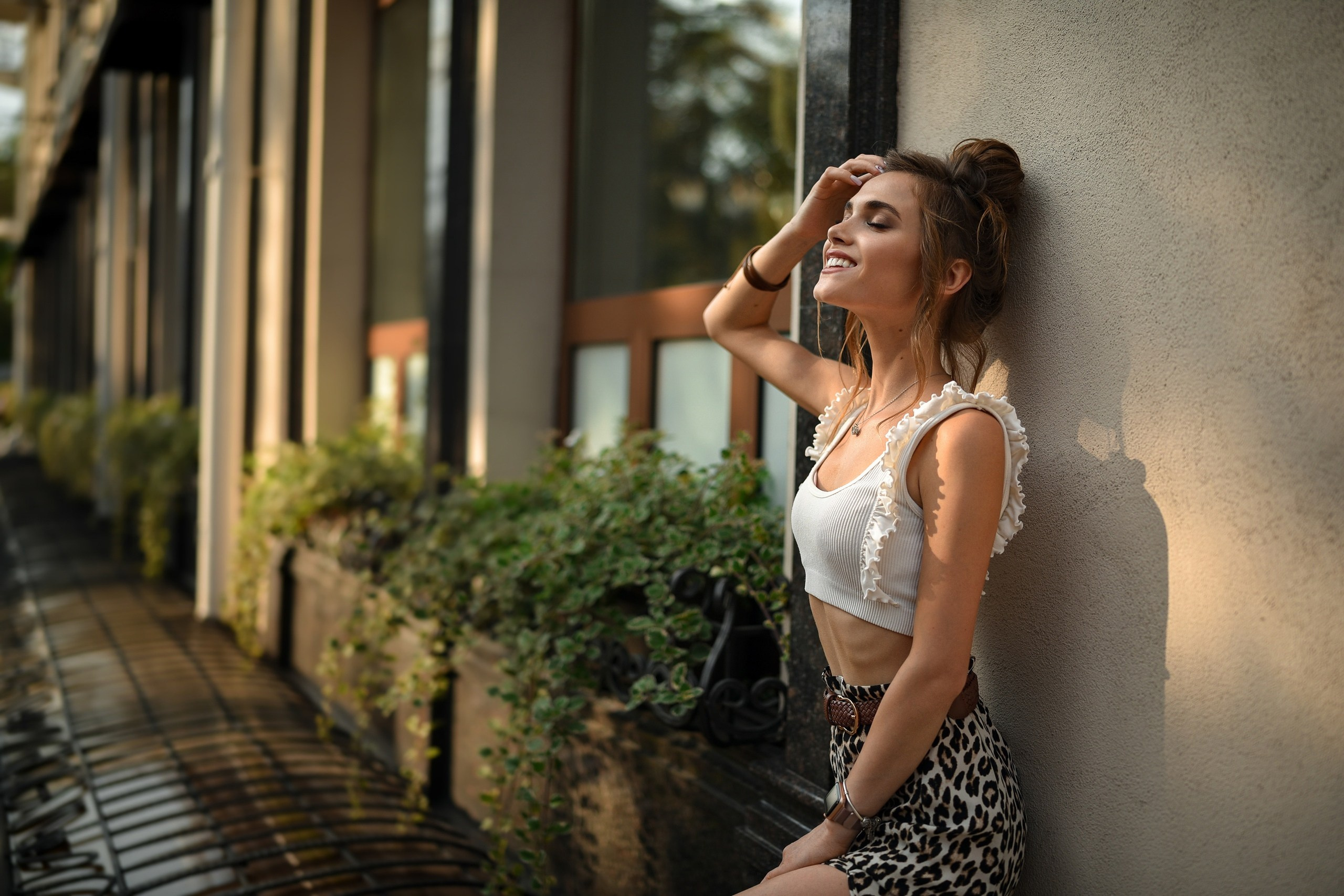 Фотосессия на улице с моделью. Компания и фотошкола по созданию контента в Москве