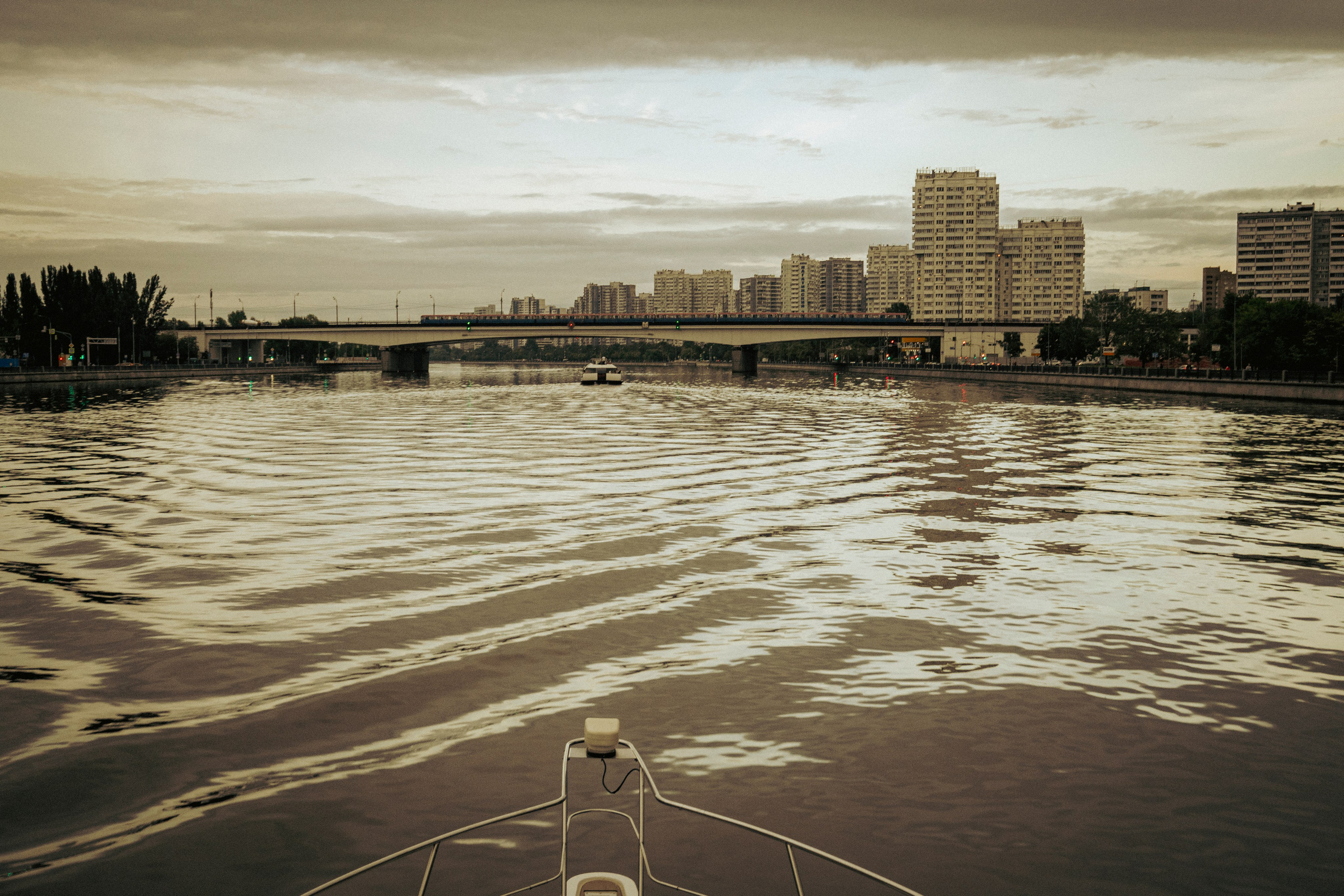 Москва-река. Лето. Яхта. Фотограф Роман Адлер