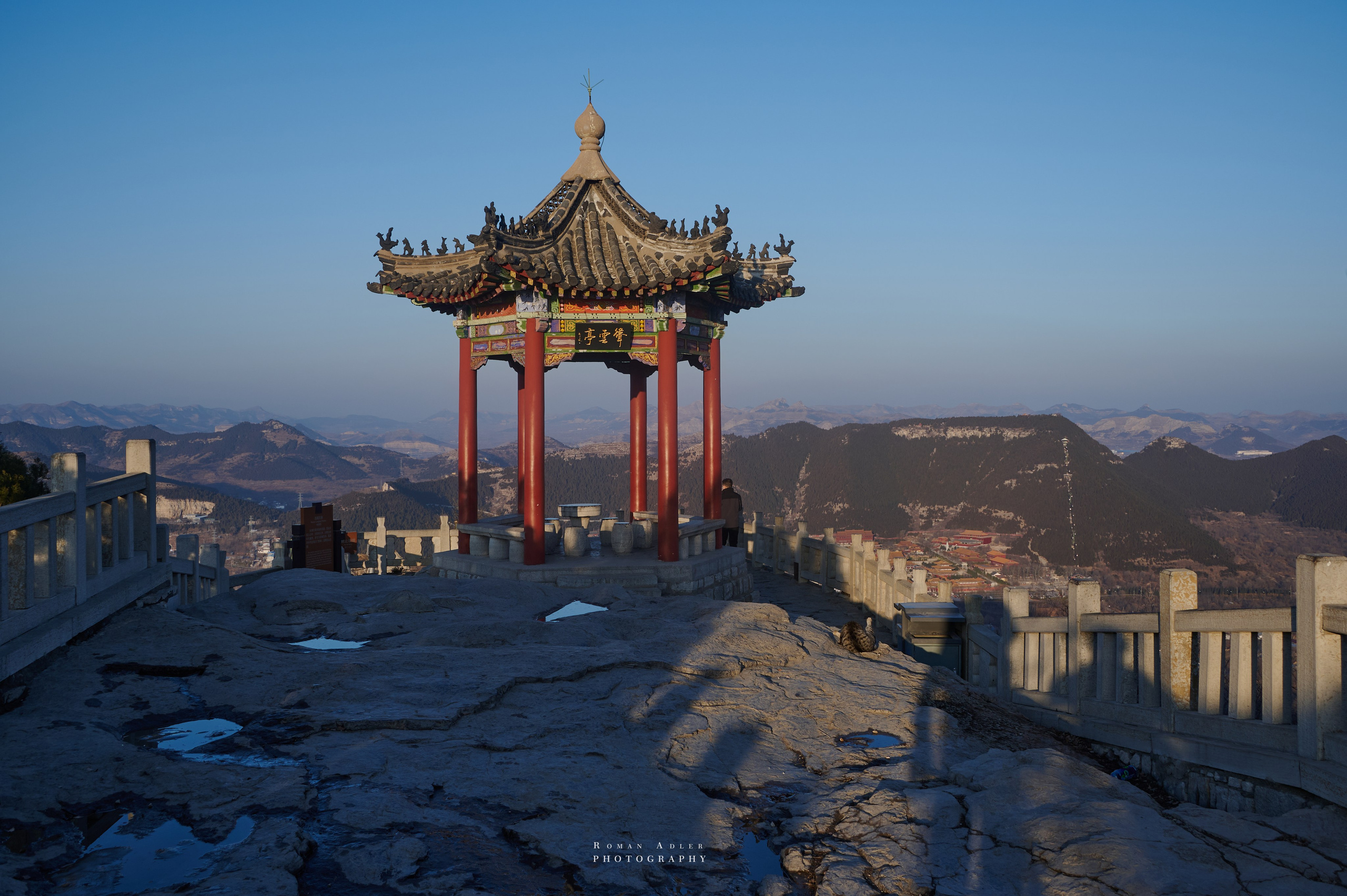 Рассвет на храмовой горе Юнмень. Цинчжоу. Фотограф Роман Адлер