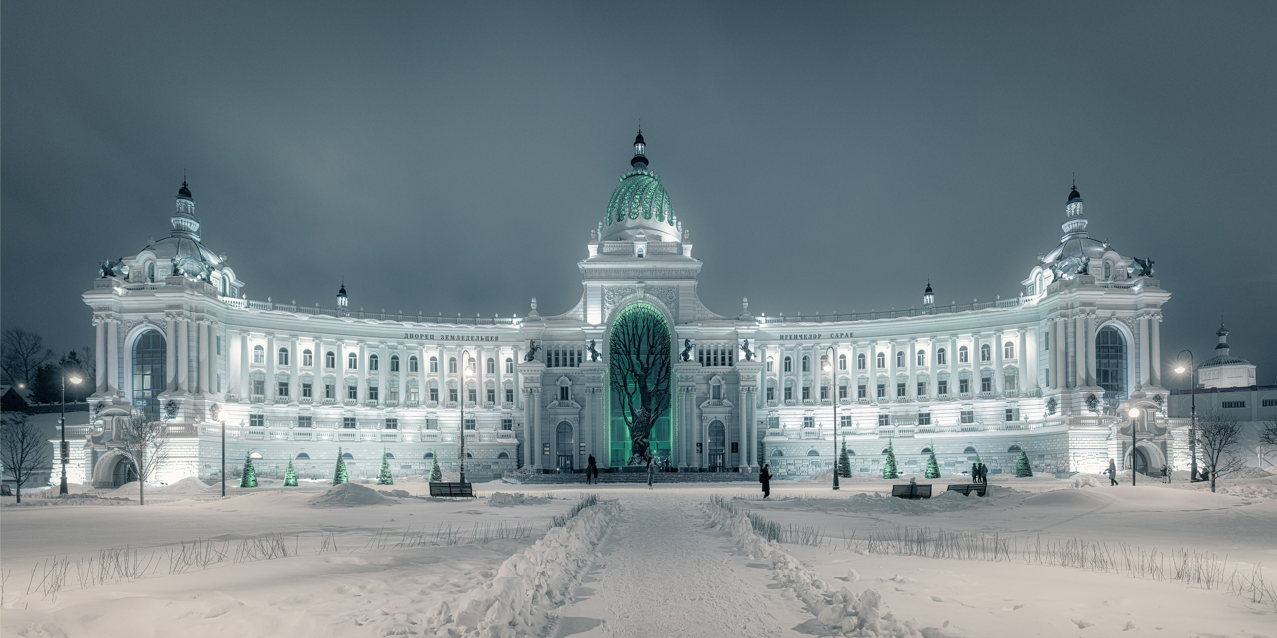 Ночной вид на Дворец земледельцев в Казани