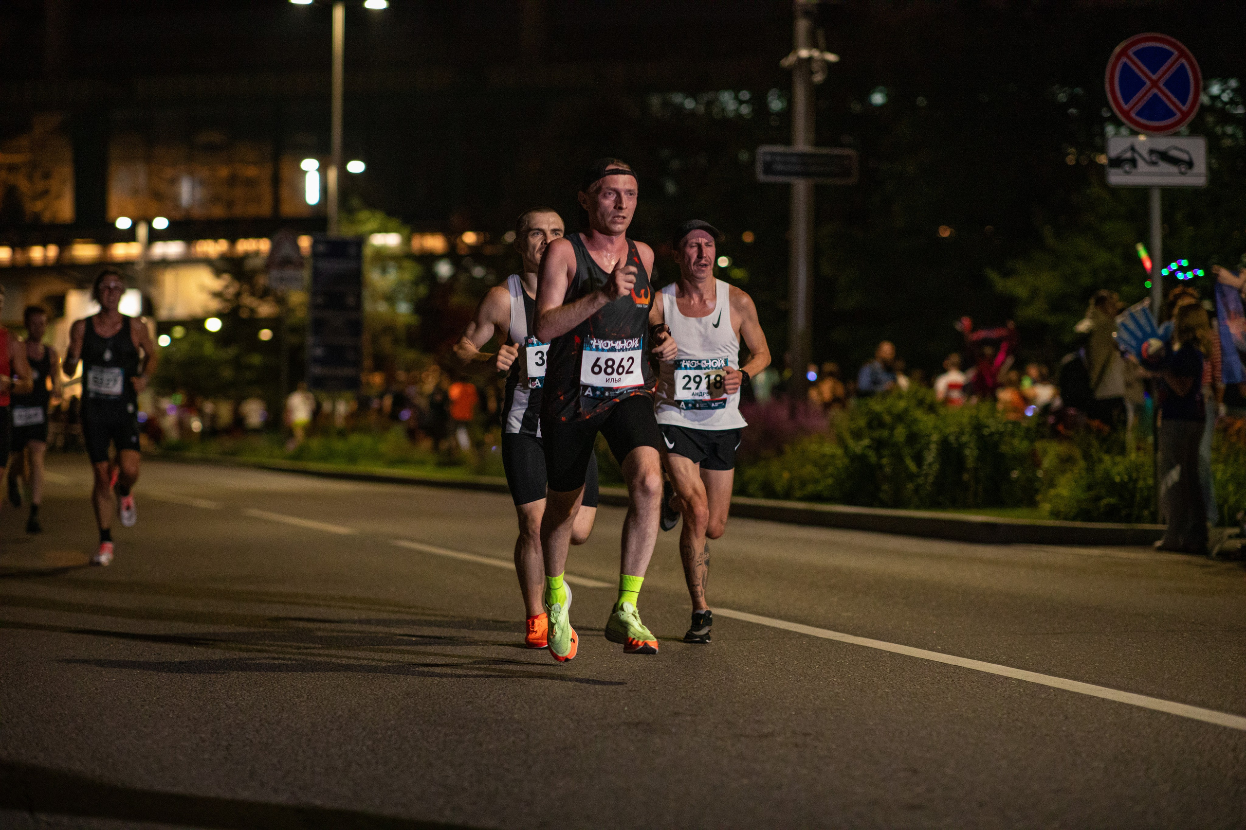 Ночной забег в ленте фотографий бегунов 03.08.24. Фотограф Сергей Ловкий