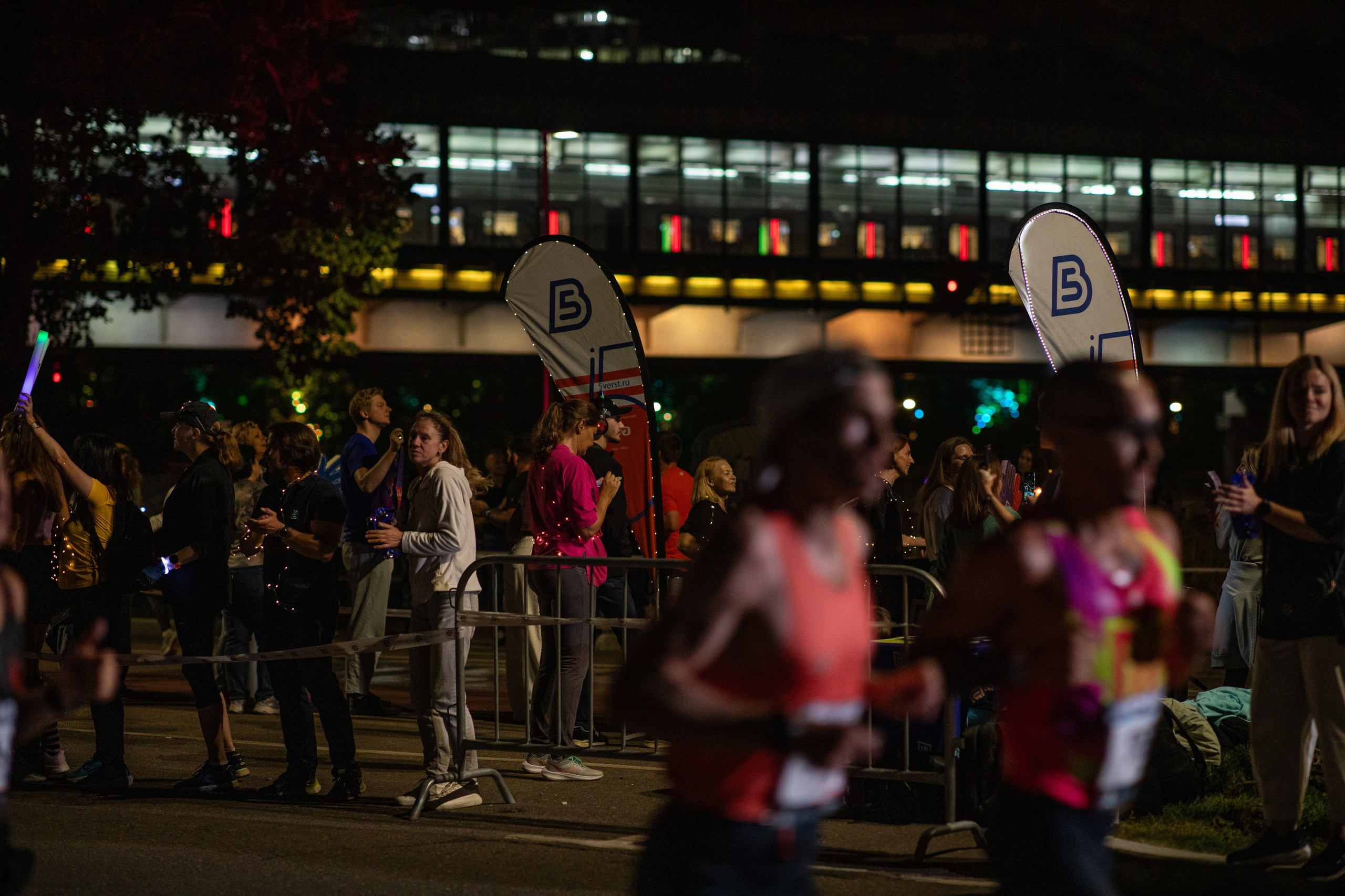 Ночной забег в ленте фотографий бегунов 03.08.24. Фотограф Сергей Ловкий