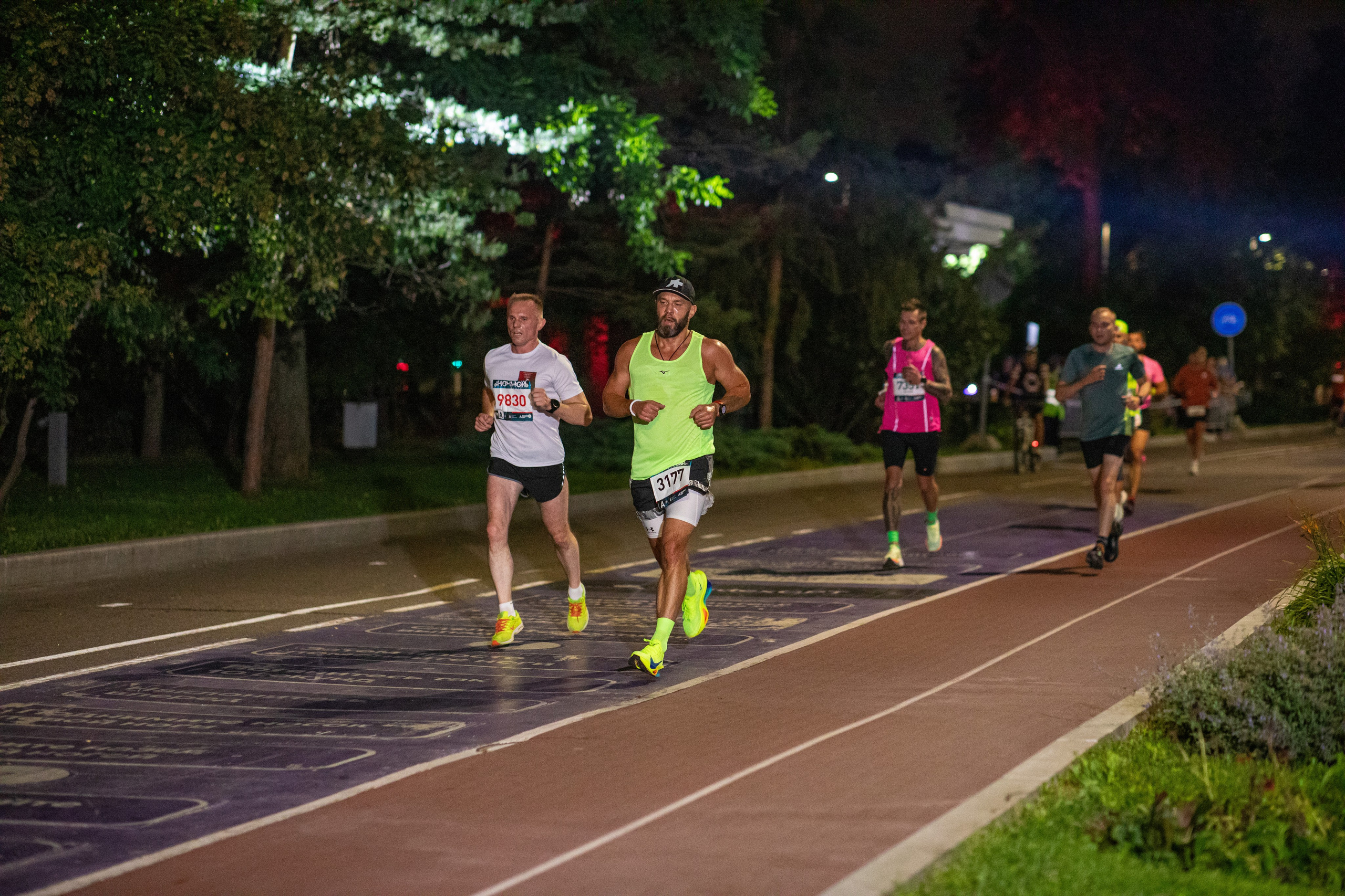 Ночной забег в ленте фотографий бегунов 03.08.24. Фотограф Сергей Ловкий