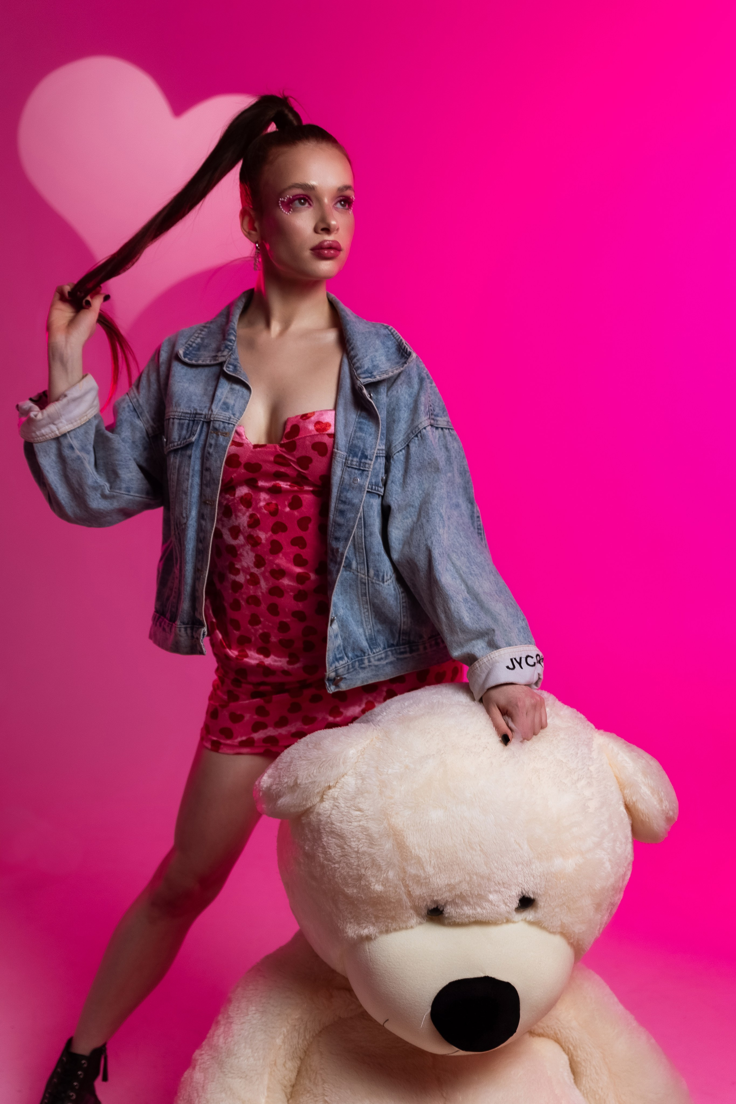 идея фотосессия на 14 февраля, день всех влюблённых, цветной свет, маски габо, 14 февраля, ростовой медведь