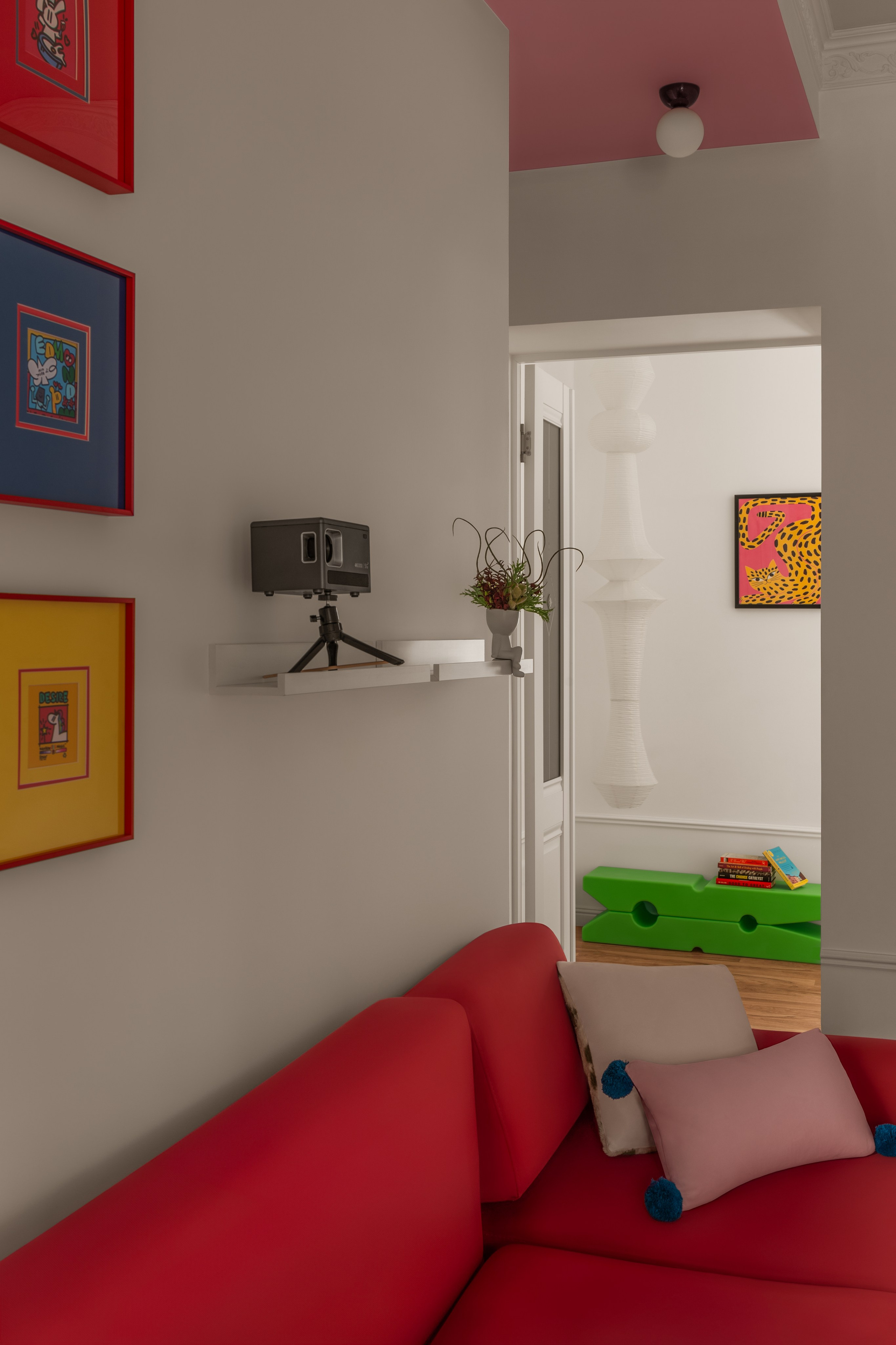 Фотография интерьеров с яркими цветами, мебелью и декором для инвестиционного проекта 