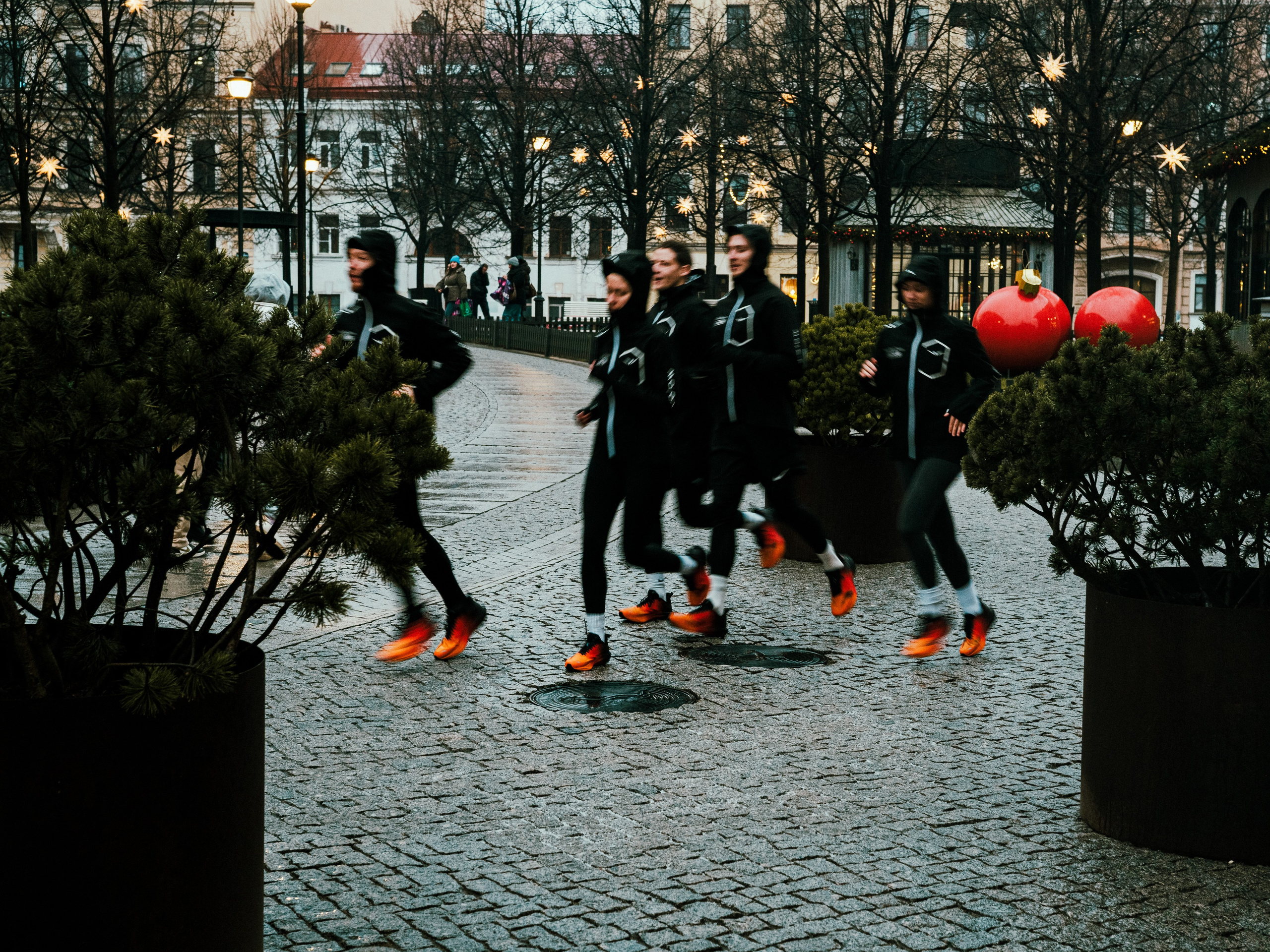 Social Run Community x Anta. Зимняя городская новогодняя фотосессия спортивной одежды от бегового клуба social run community. Портретный и репортажный фотограф в Санкт-Петербурге Смоляков Максим