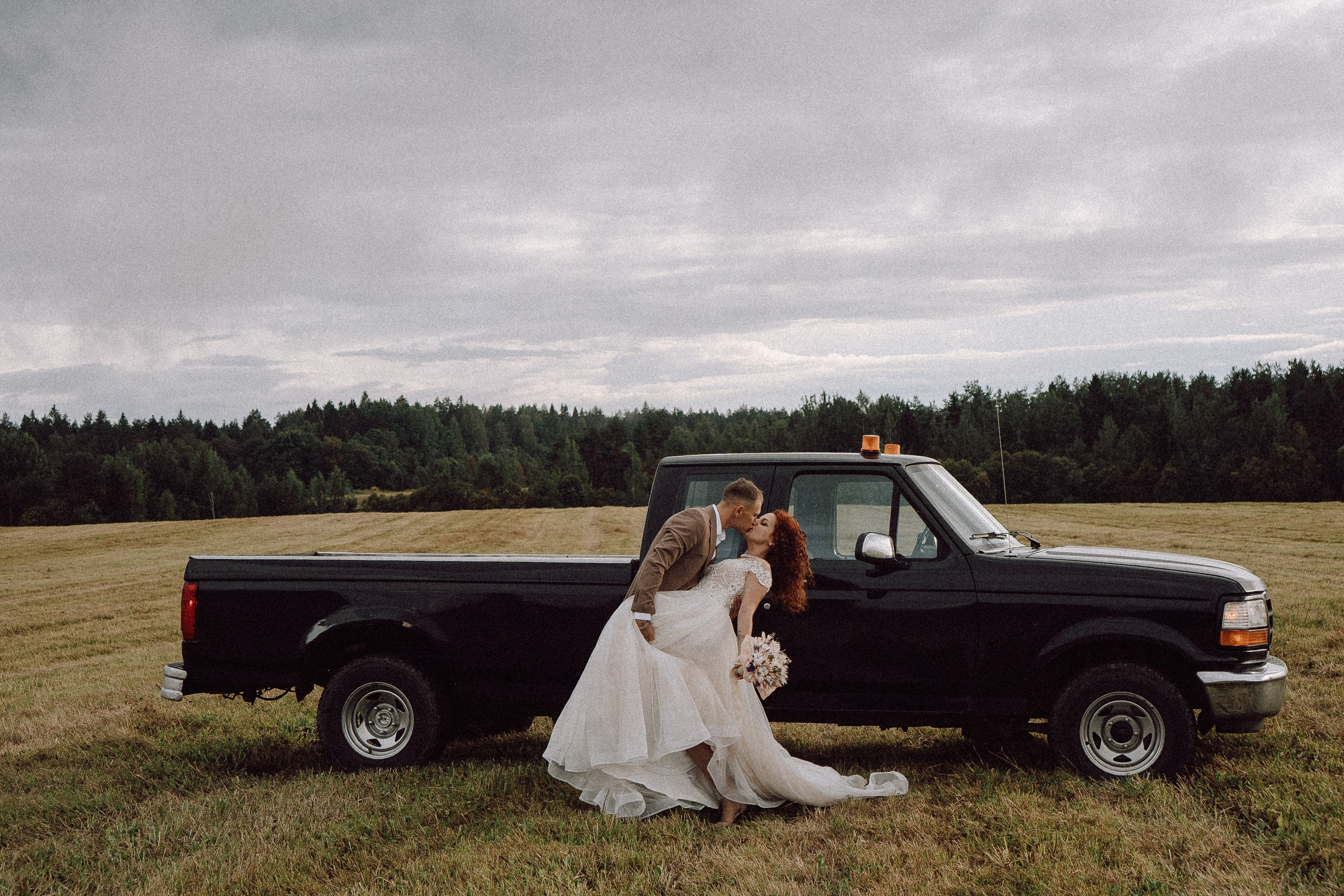 СВАДЕБНАЯ ФОТОСЕССИИЯ ПАРЫ В ГОРОДЕ ПРИОЗЕРСК В СОСНОВОМ ЛЕСУ И С ПИКАПОМ. Профессиональный фотограф, Санкт-Петербург — Виктория Богомолова