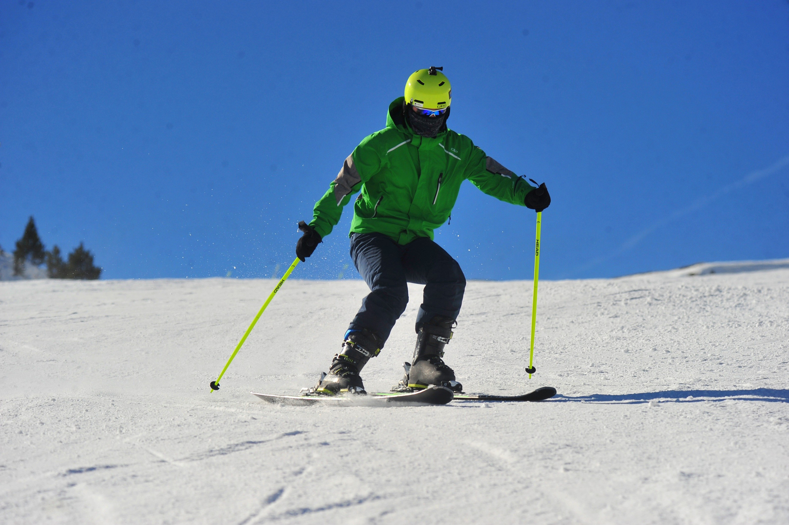 И как начал всех по-очереди фотографировать, гонять туда-сюда