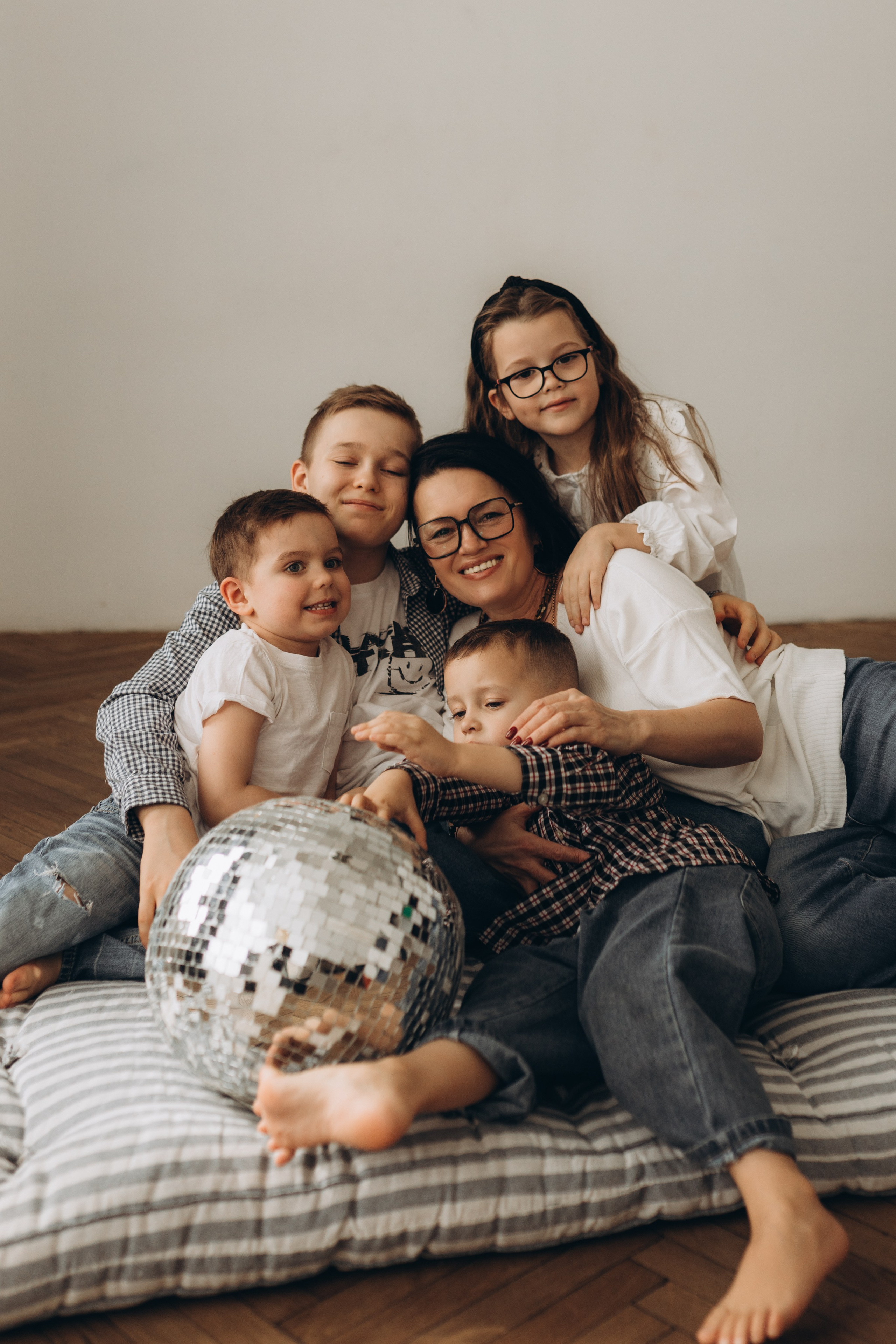 Большая семья в студии. Семейный фотограф в Москве Жукова Анна