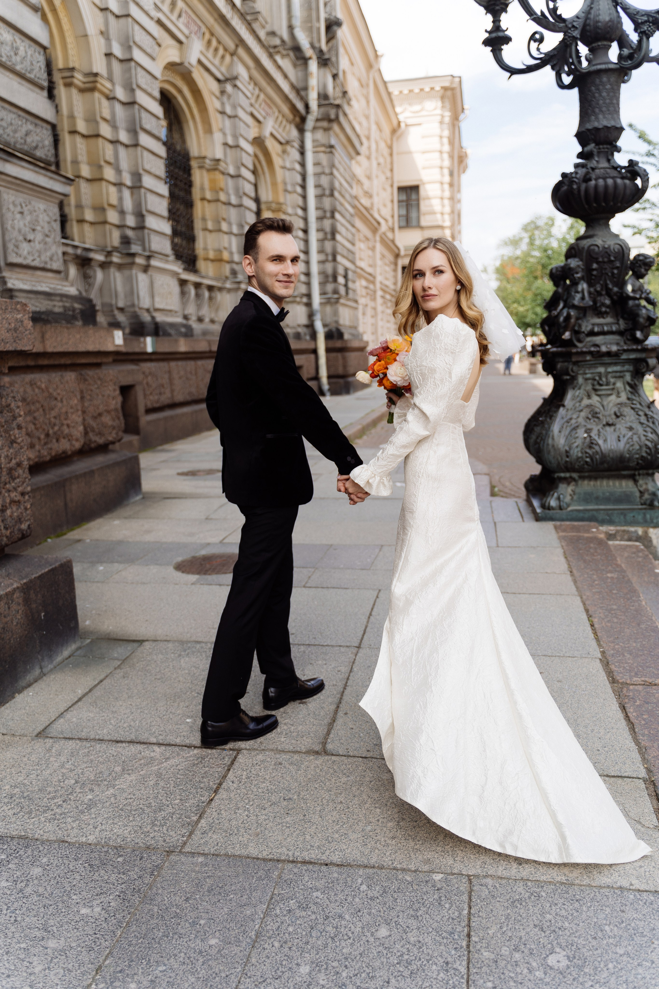 Камерная свадьба на фонтанке в сезонах. Свадебный фотограф организатор в Санкт-Петербурге Ассоль Опарина