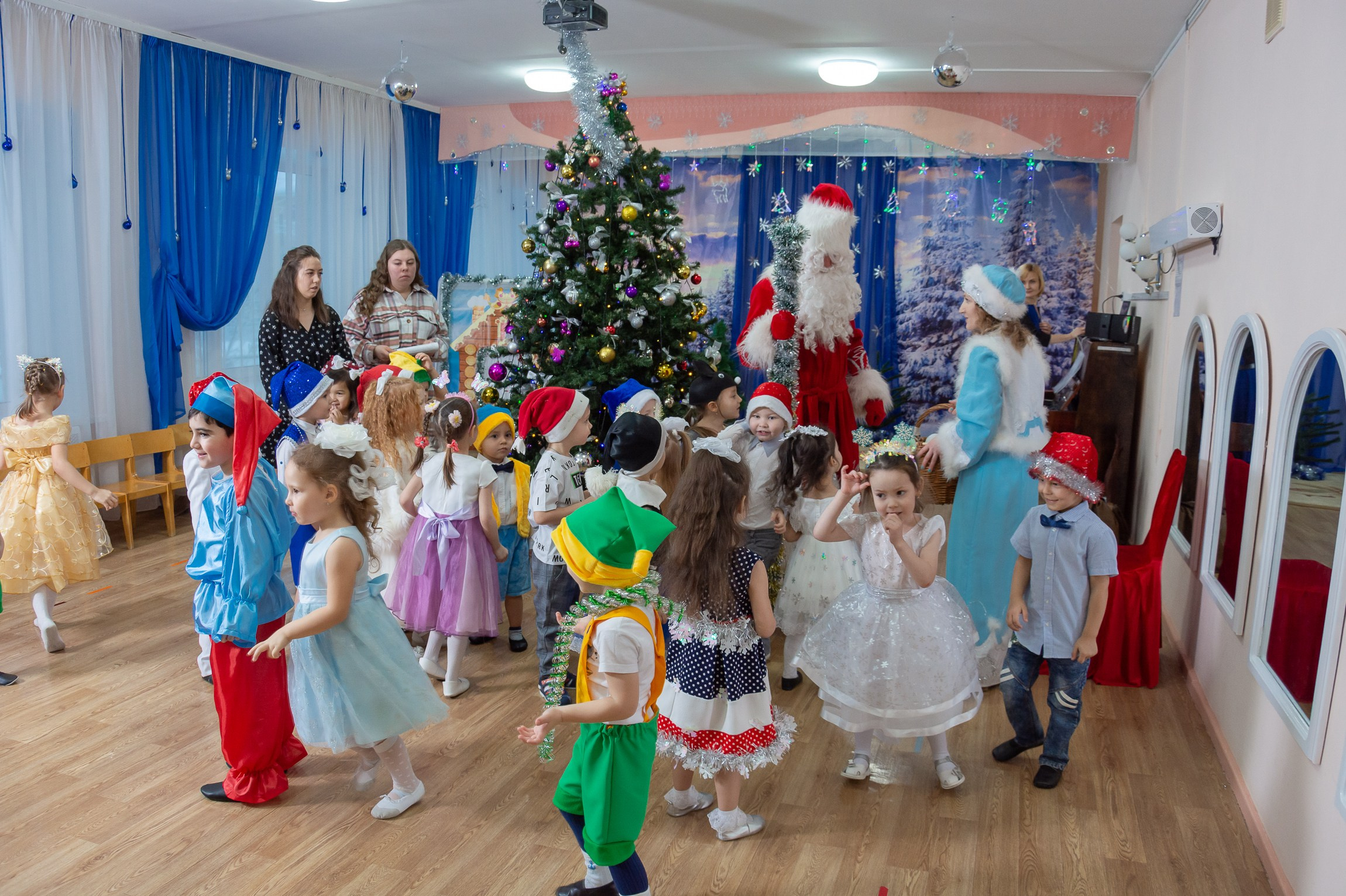 Хоровод вокруг новогодней ёлки в детском саду