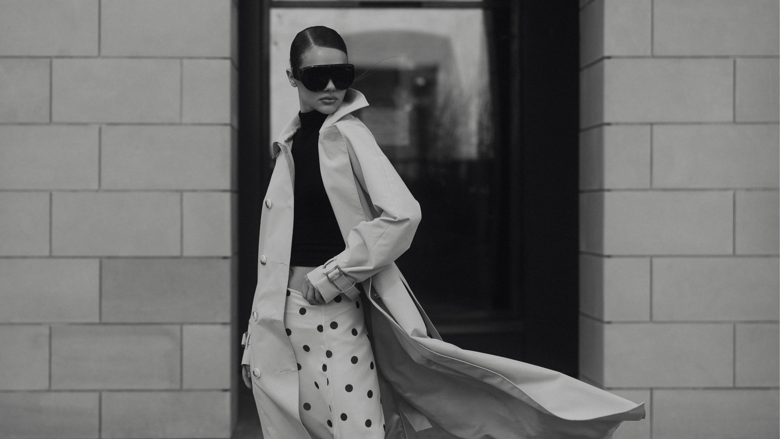 портрет девушки на улице в центре Казани, мягкий естественный свет