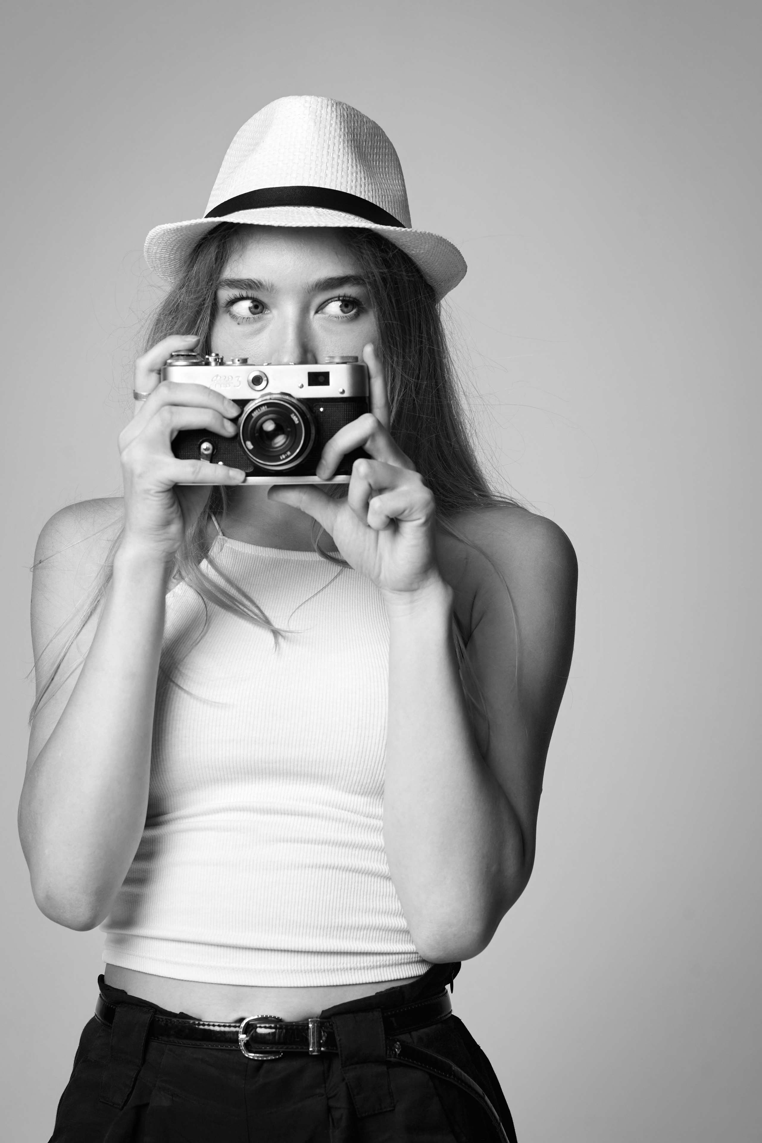 Алиса на светлом фоне в романтическом платье с объемными рукавами и глубоким декольте.