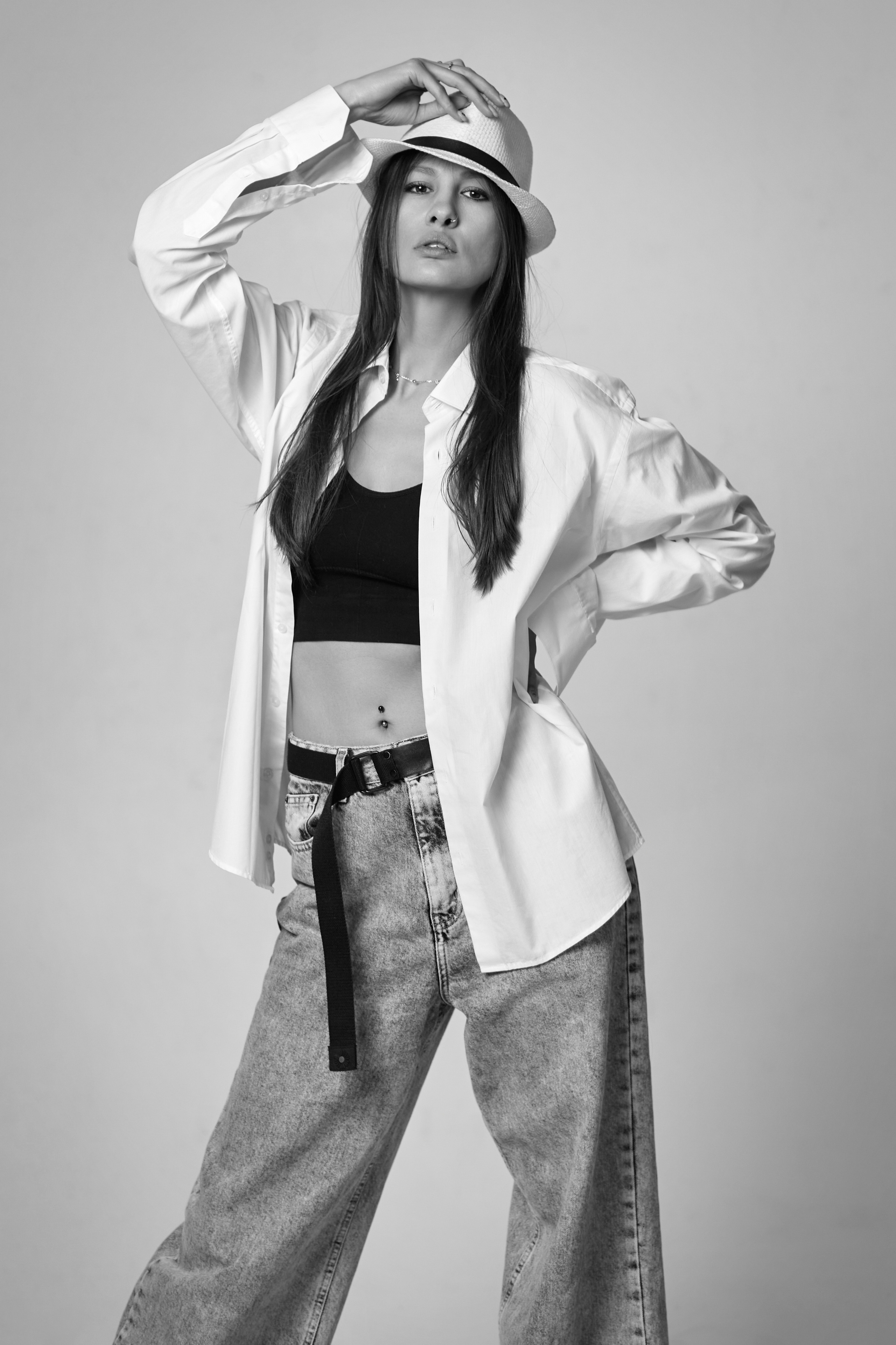 Темноволосая красавица на темном фоне в студии