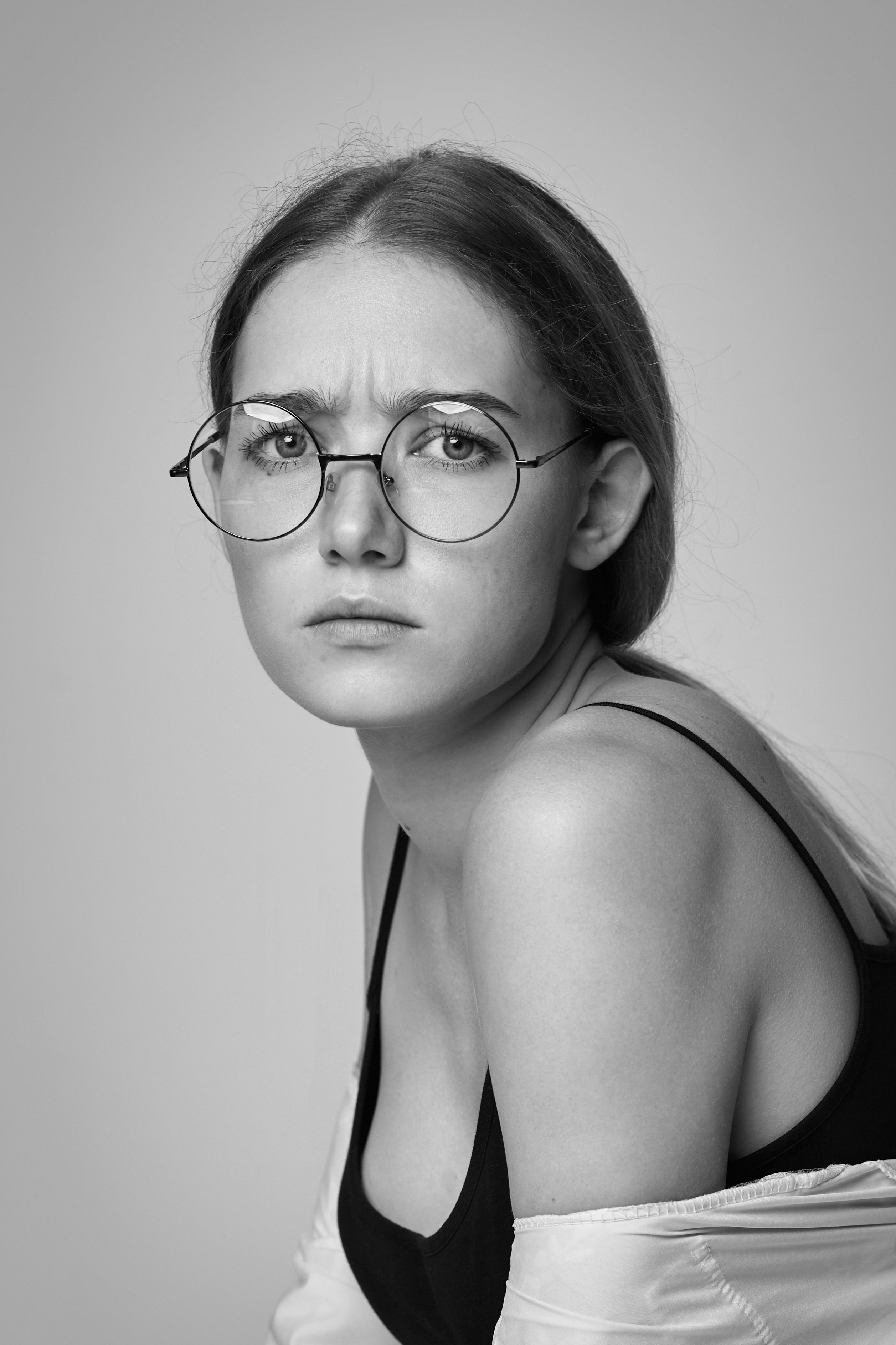 Снимки Алисы в студии на светлом фоне в нежном платье с асимметричным подолом.