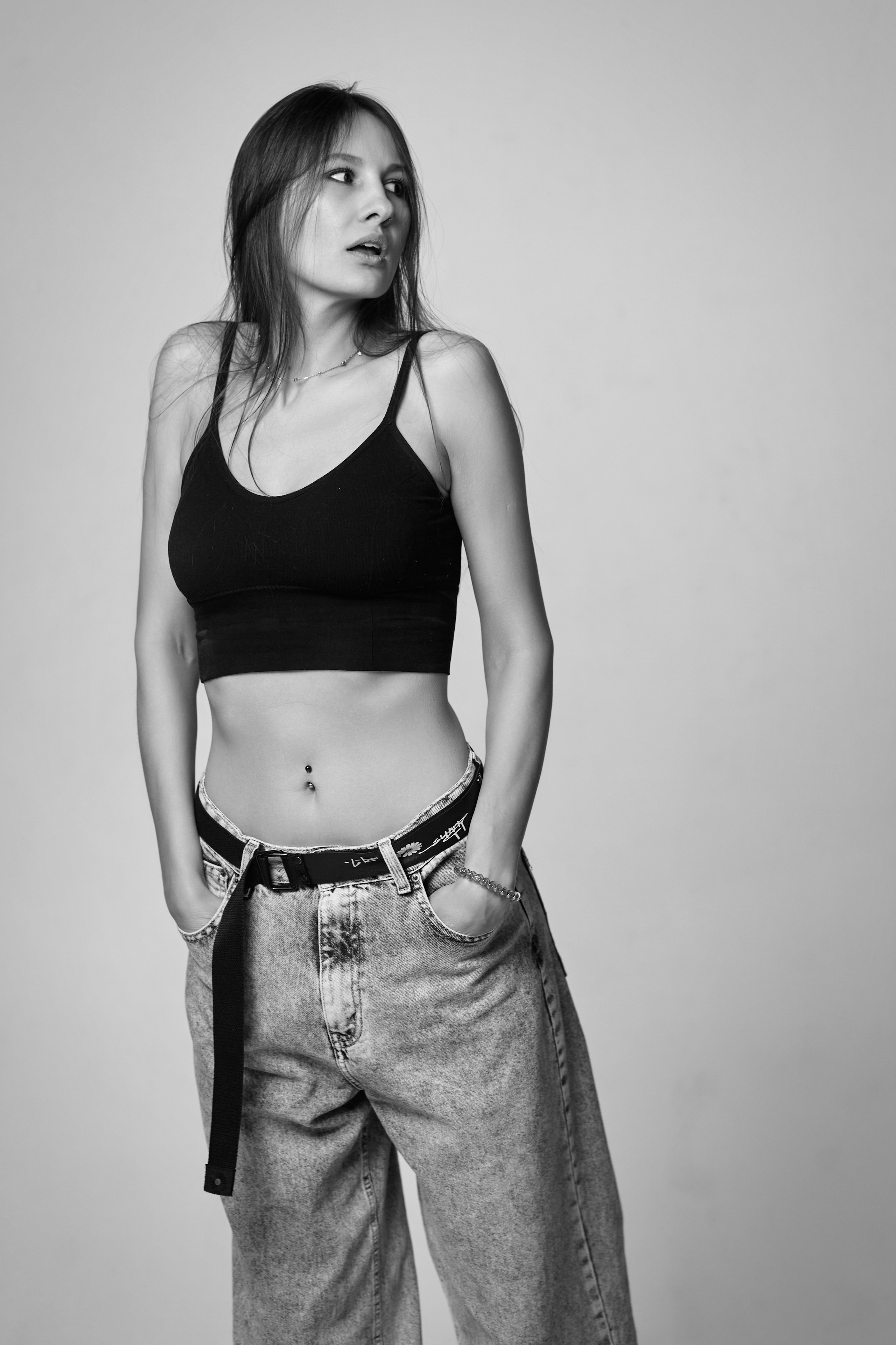 Девушка в студии на светлом фоне с темными волосами