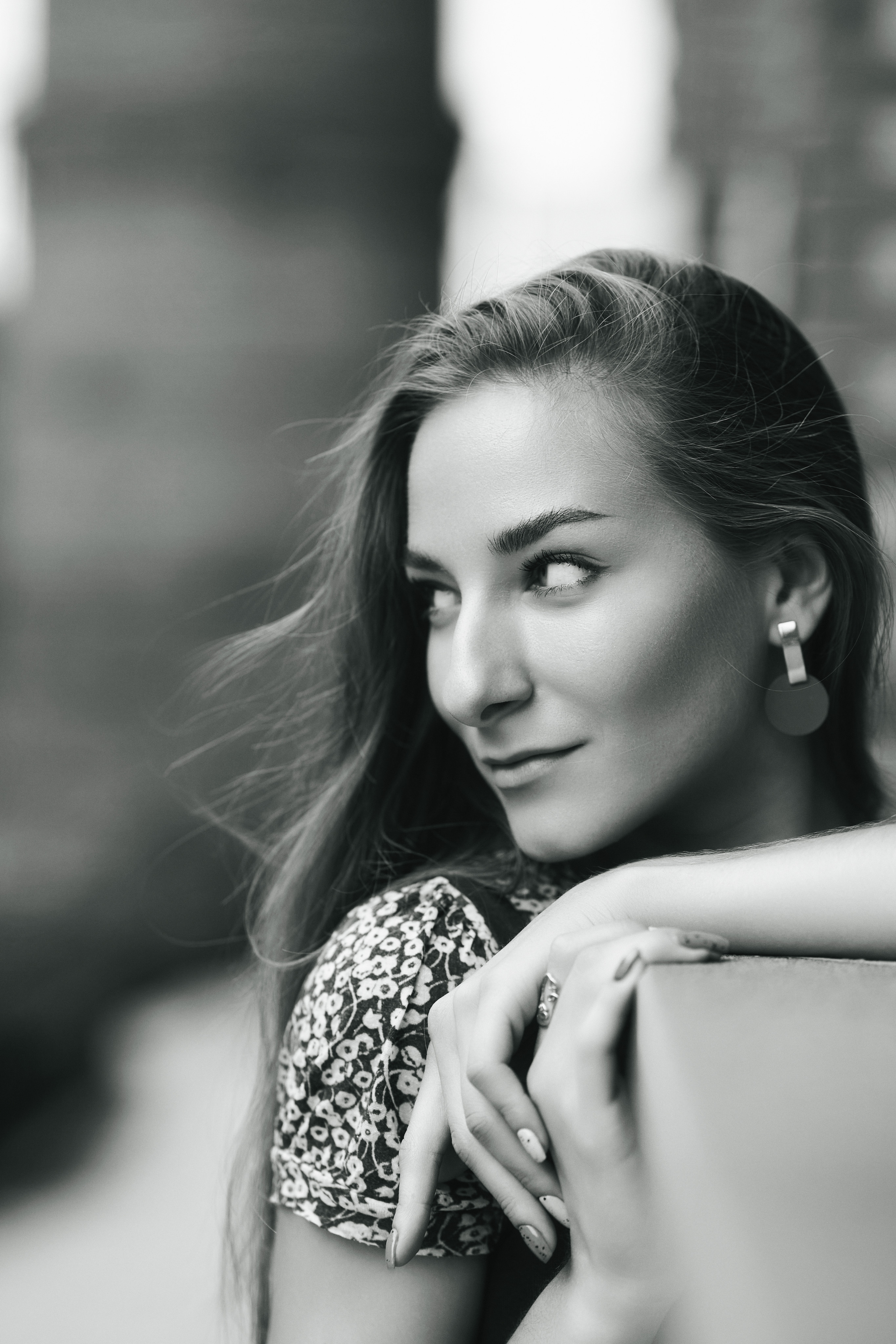 Темноволосая модель Любовь, на улице в городе в ярком платье или в стильных джинсах.