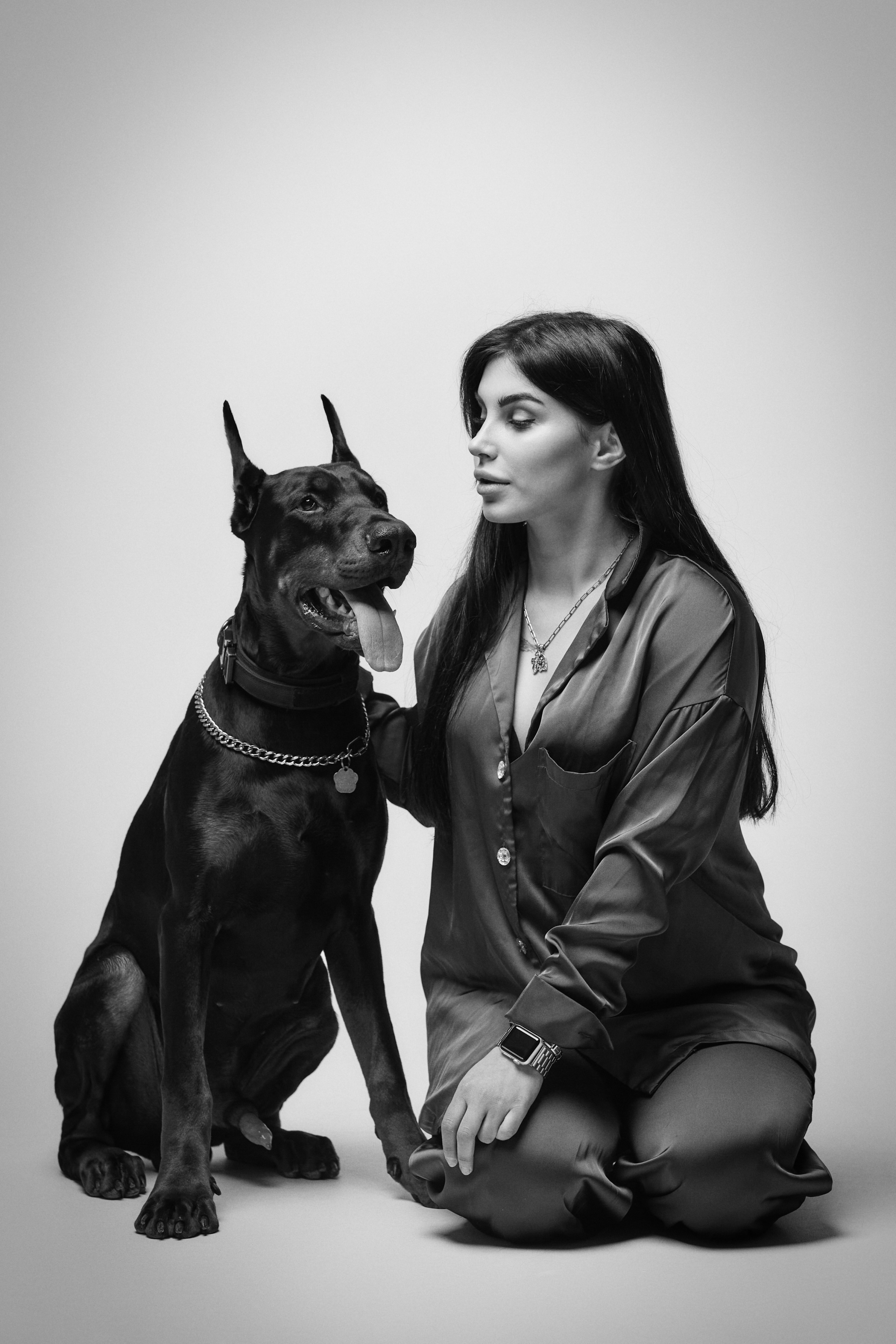 Темноволосая Карина в рубашке на светлом фоне: стильная фотосессия