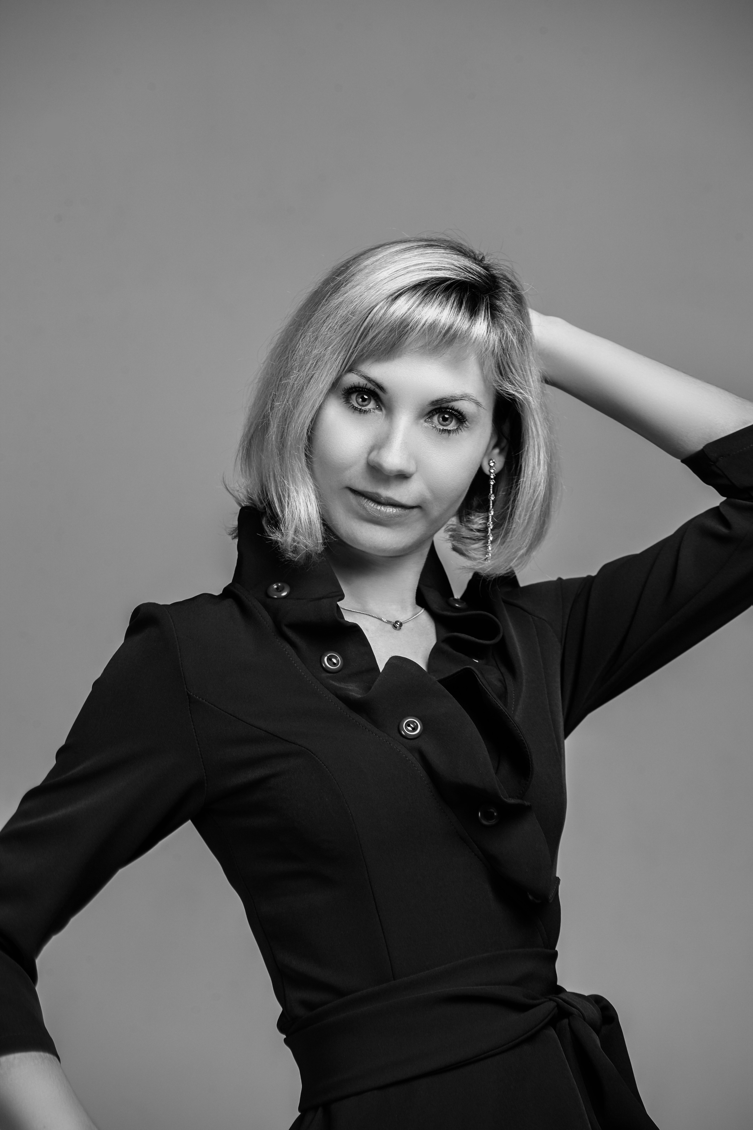 Анастасия, модель с светлыми волосами в платье на темном фоне