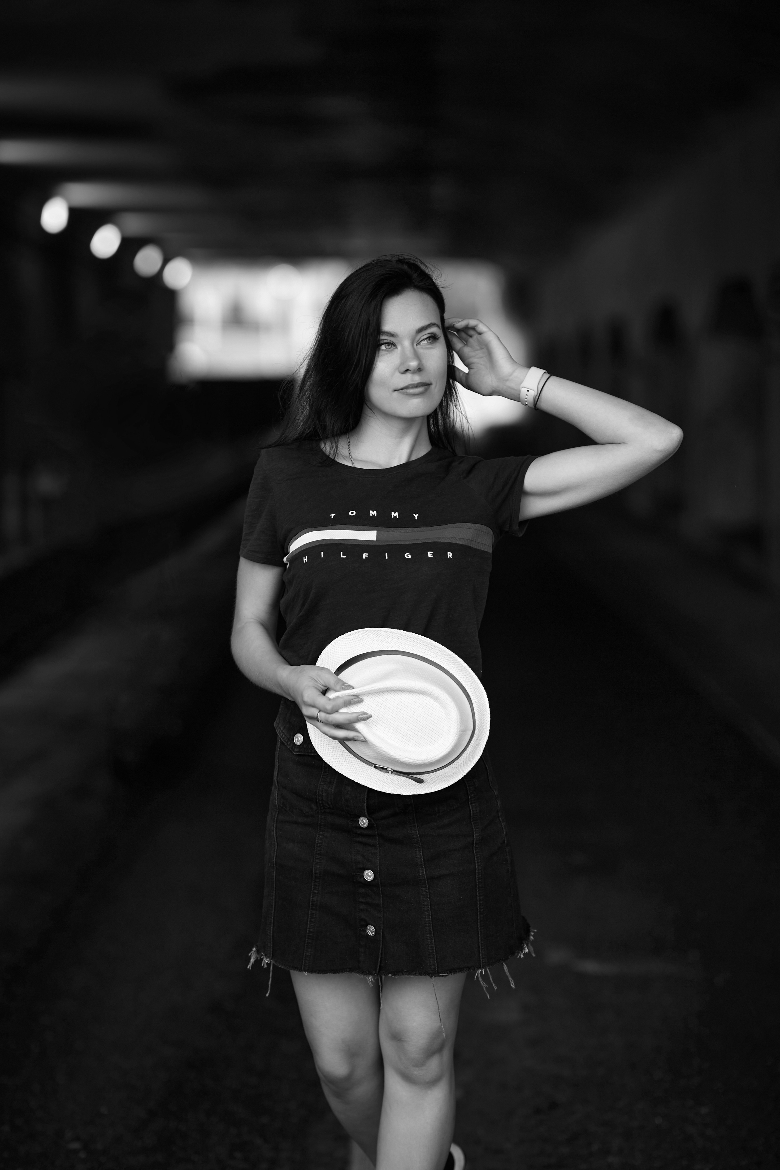 Фотограф в Москве предлагает уличную фотосессию с портретными снимками на улицах города.