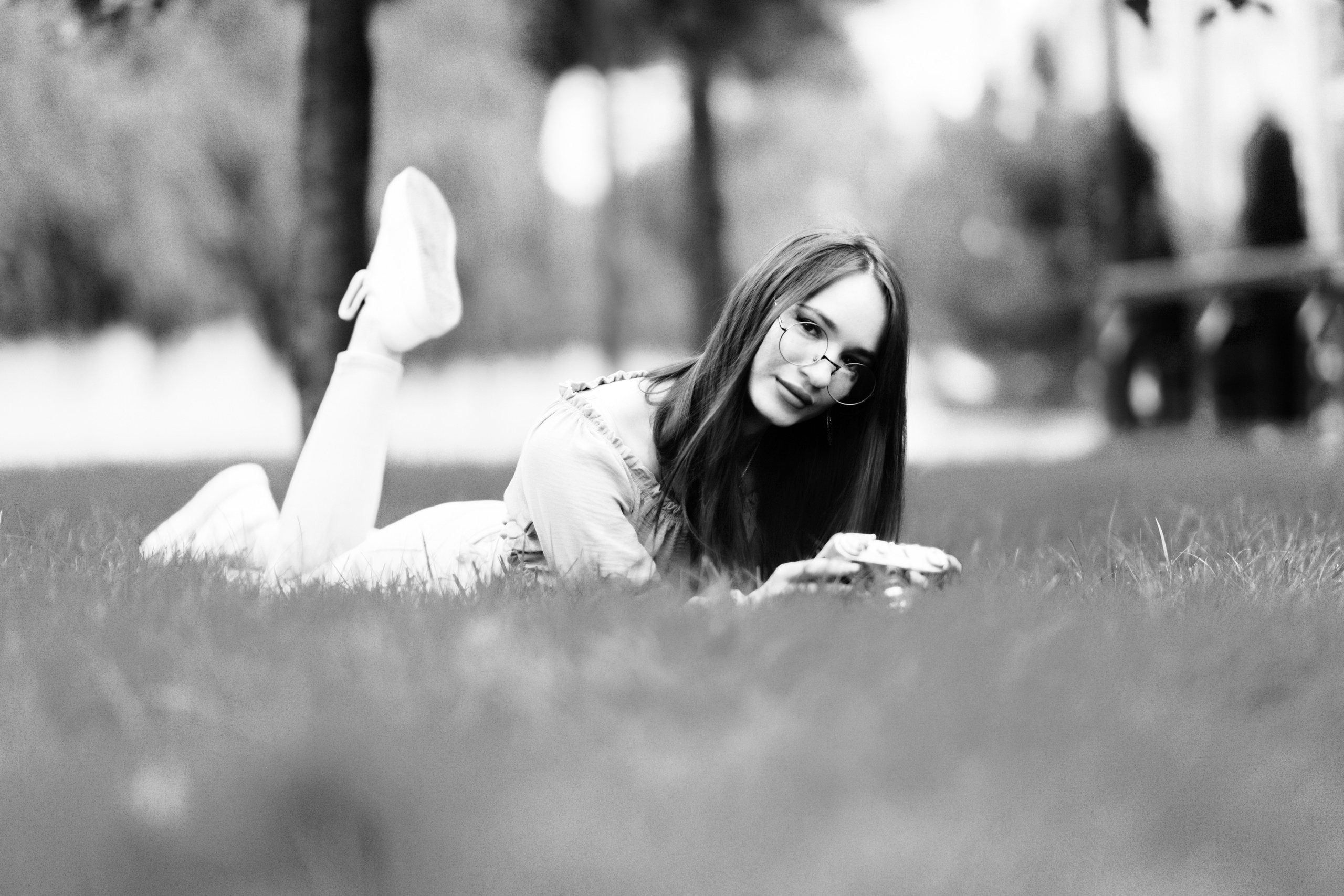 Модель Маша на улице города в джинсах или элегантном платье.