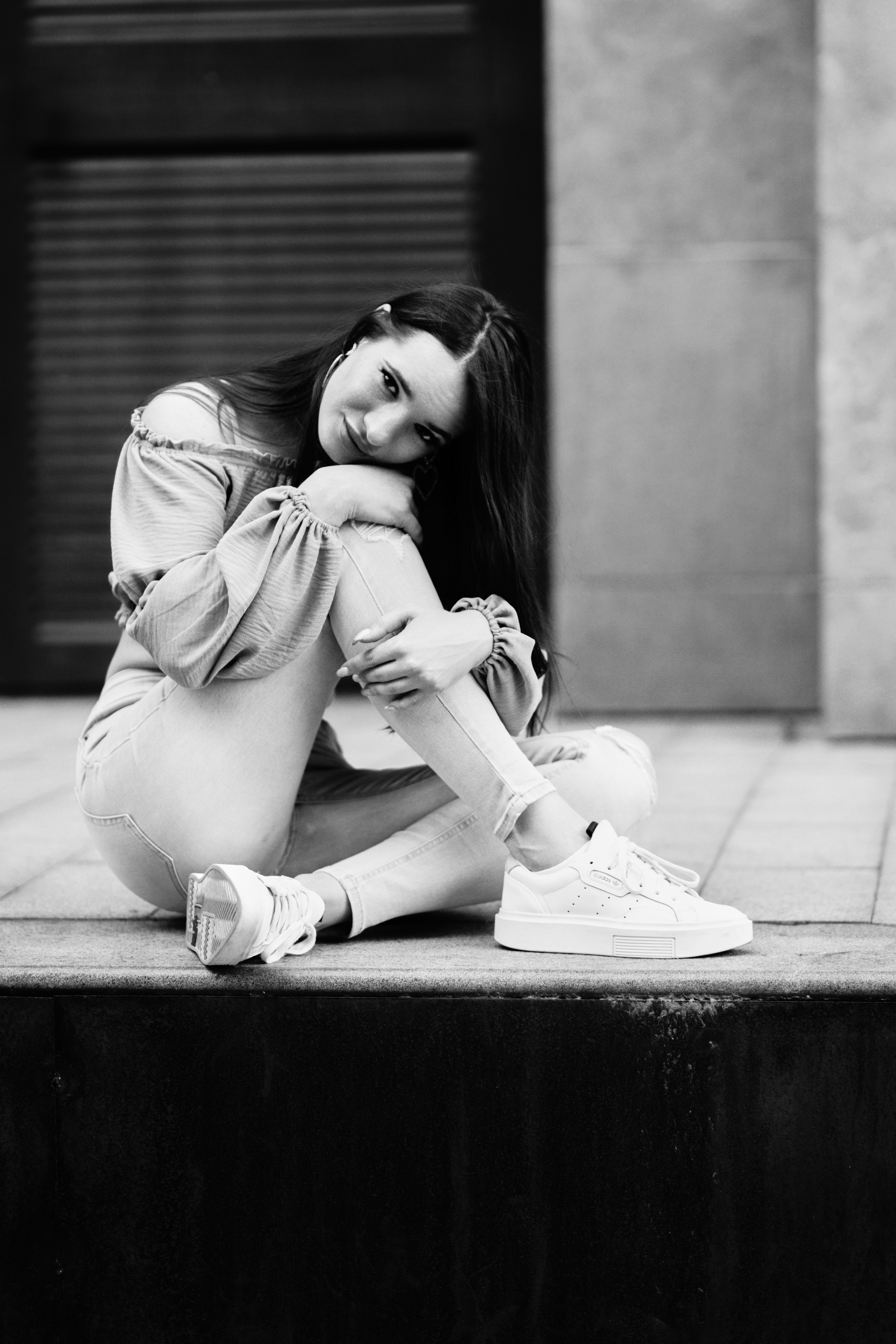 Фото модели Маши на улице Москвы в наряде на выбор.