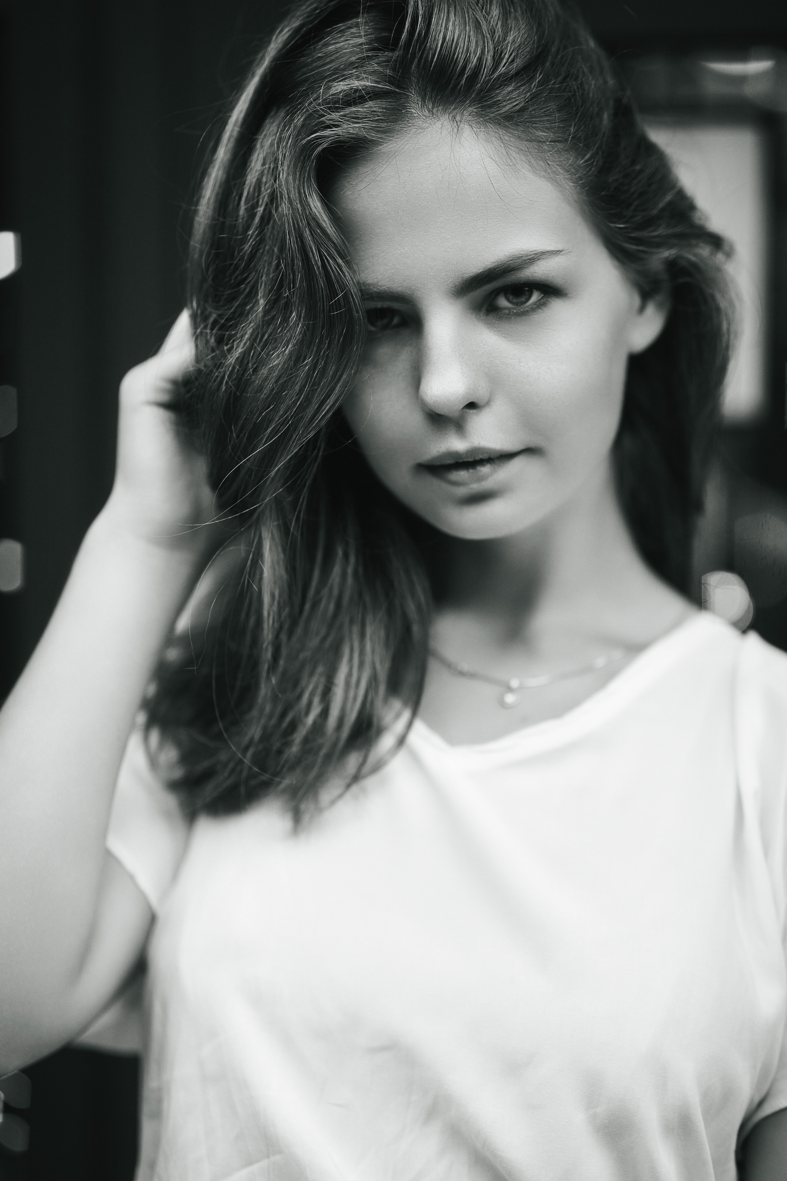 Модель Дарья в широких брюках и светлой кофте на улице Москвы.