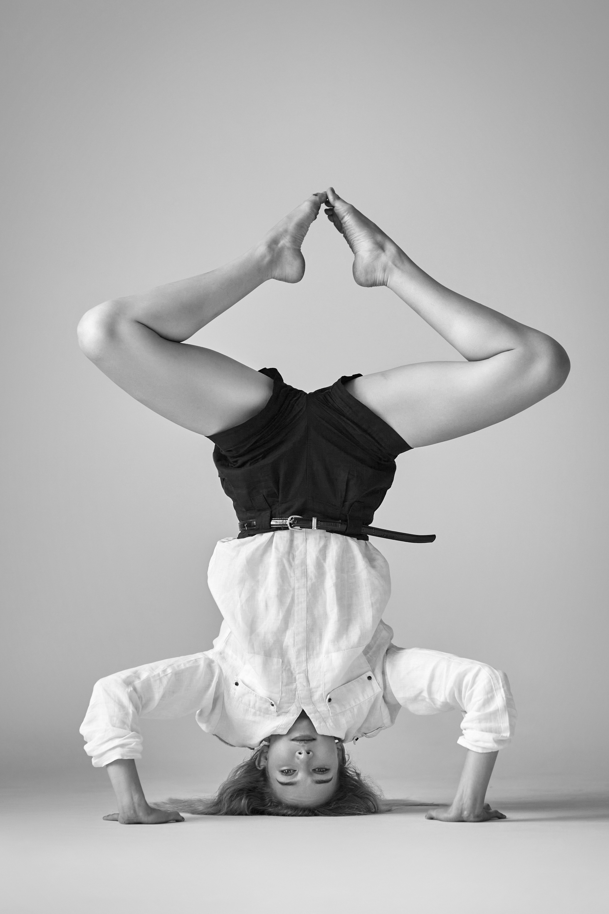 Светловолосая красавица Алиса в ярком платье на светлом фоне студии, словно огонь.