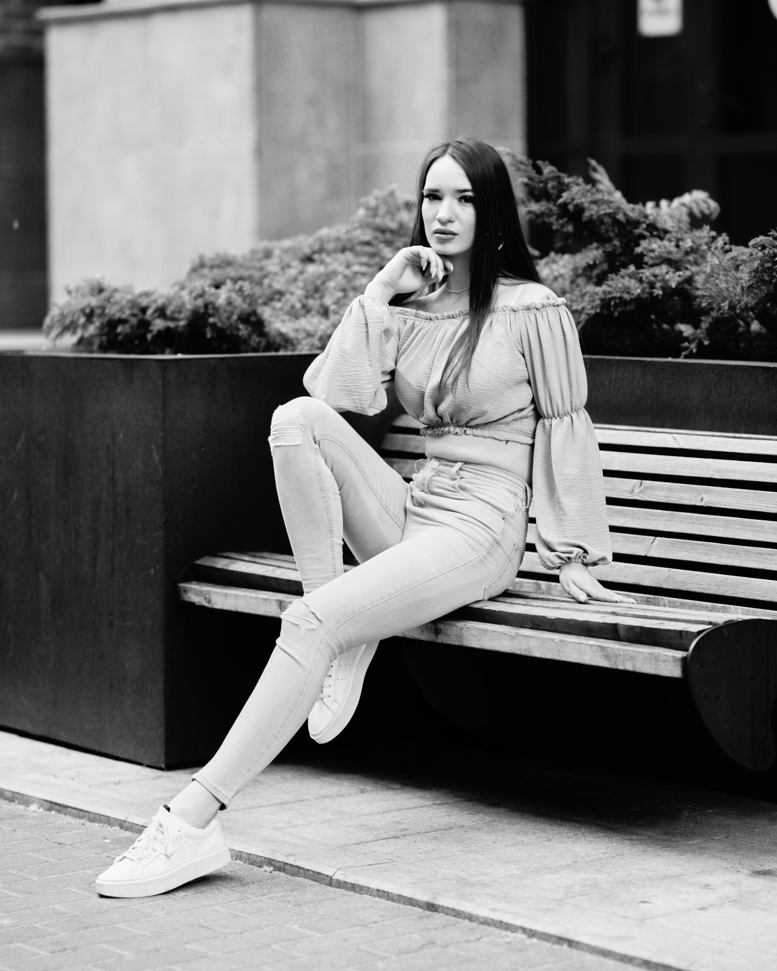 Темноволосая модель Маша на улице Москвы в платье или джинсах, привлекая внимание прохожих.