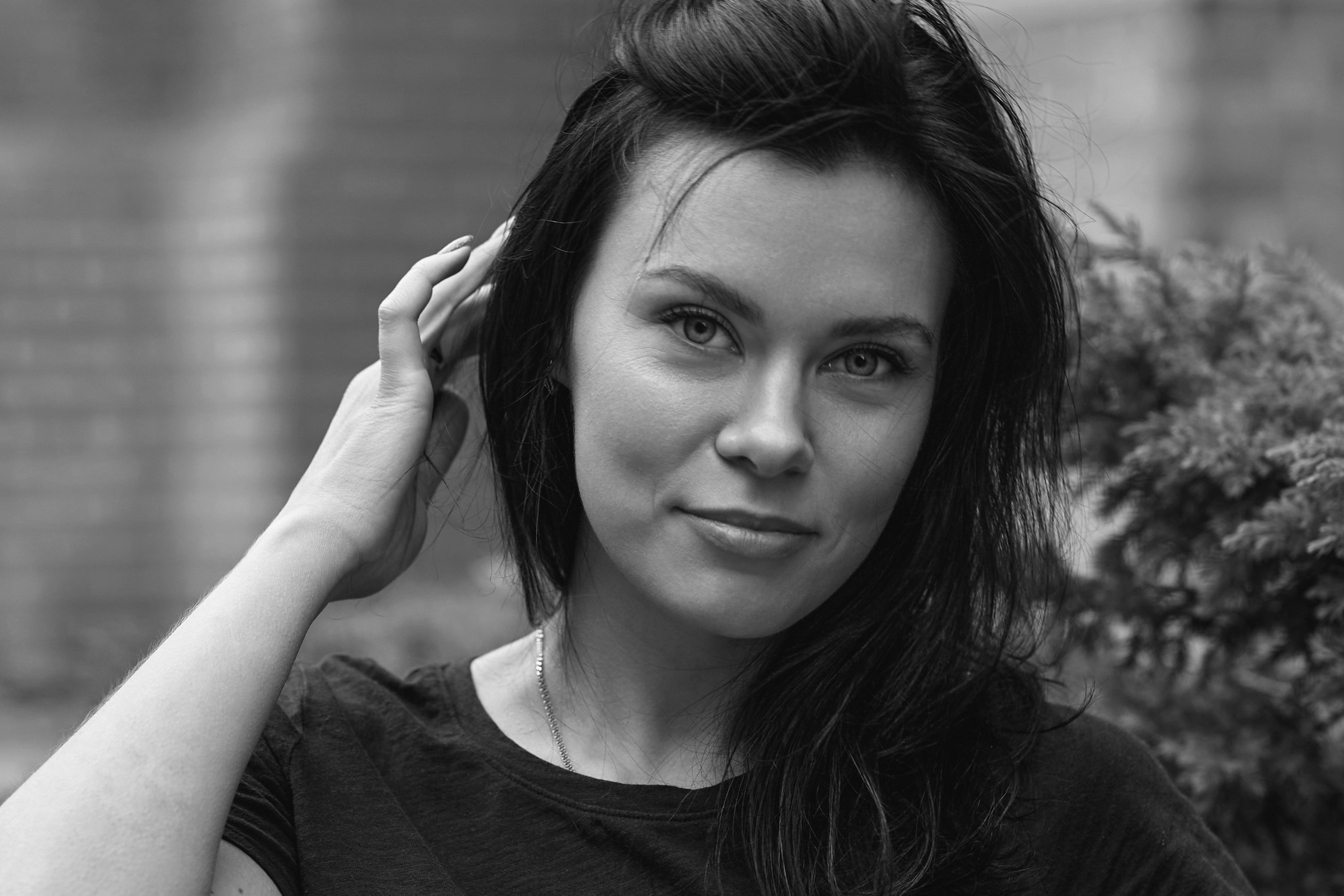 Уличная фотосессия с профессиональным фотографом в Москве и красивым портретом.