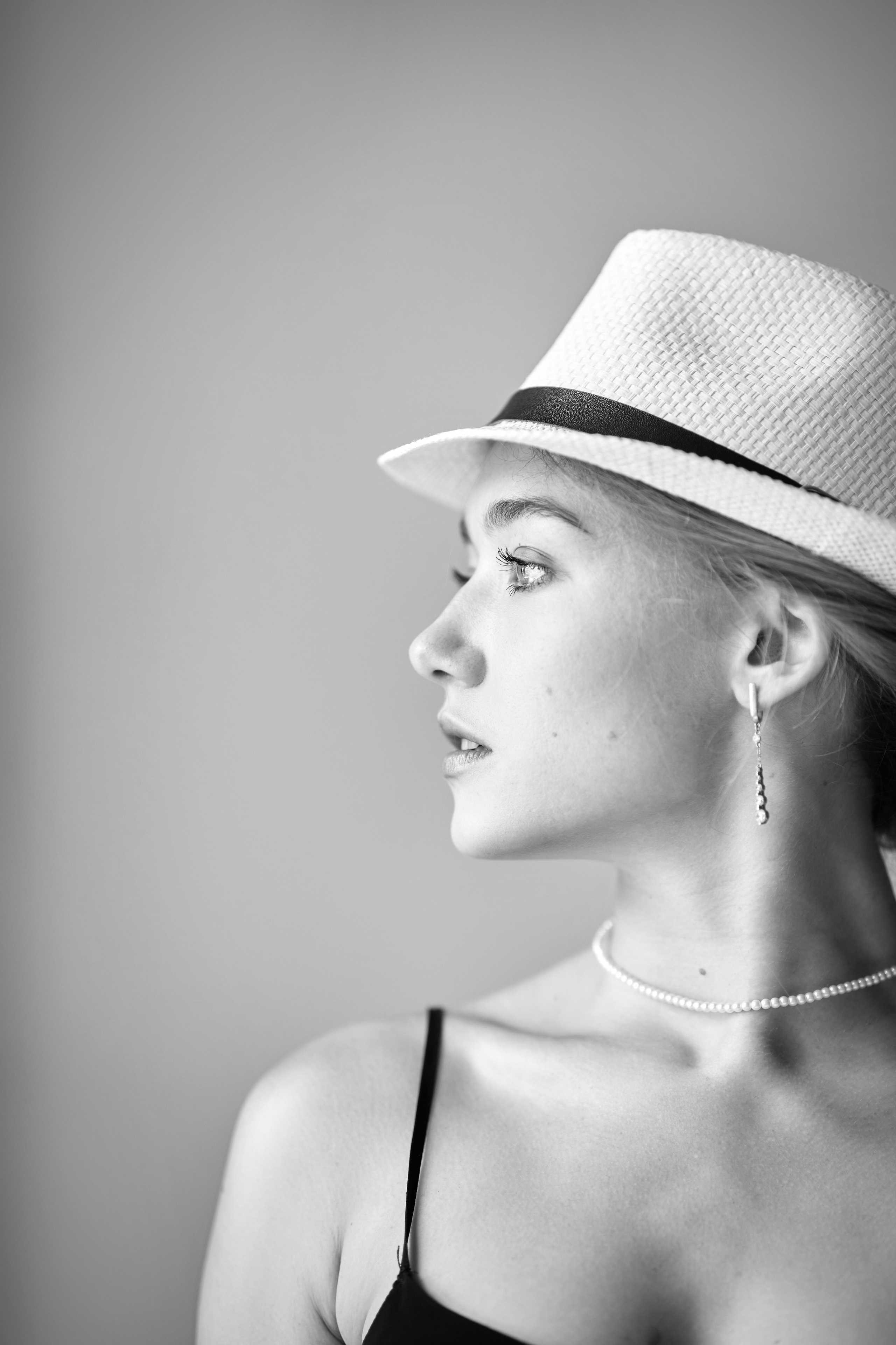 Светловолосая красавица Алиса в рубашке на светлом фоне студии выглядит просто неповторимо.